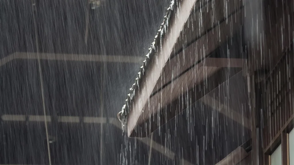 KUALA LUMPUR: The Malaysian Meteorological Department (MetMalaysia) today issued a warning of thunderstorms, heavy rain and strong winds in Kuala Lumpur, Putrajaya and 11 states this evening, which is expected to continue until 7pm. MetMalaysia announced that the warning involves Perlis, Kedah (Langkawi, Kubang Pasu, Kota Setar, Pokok Sena, Padang Terap, Yan, Baling, Kulim and Bandar Baharu) and Penang (Southern Seberang Perai). The bad weather is also predicted in Perak (Kerian), Pahang (Raub, Bentong, Bera and Rompin), Selangor (Klang, Gombak, Petaling, Kuala Langat, Hulu Langat and Sepang), the whole of Negeri Sembilan, Melaka and Johor (Tangkak, Segamat, Muar and Mersing). In Sarawak, the areas expected to be affected are Samarahan, Betong, Sarikei, Sibu, Mukah, Kapit (Song), Bintulu (Tatau), Miri (Subis) and Limbang. In Sabah, the warning involves the Interior (Sipitang, Tenom and Nabawan), the West Coast (Ranau), Tawau (Tawau and Lahad Datu) and Sandakan (Telupid, Kinabatangan, Beluran and Sandakan). -- BERNAMA