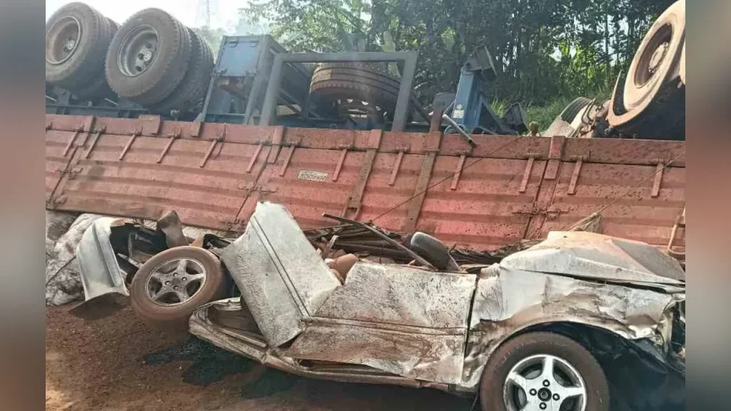 KUANTAN: The trailer driver involved in an accident that claimed four lives at Kilometer 43 of the Kuala Lumpur-Karak Highway (KLK) yesterday was found to have tested positive for drugs. Bentong District Police Chief, Supt Zaiham Mohd Kahar said the 40-year-old man was taken to the Bentong District Police Headquarters for a urine screening test, immediately after completing treatment at the hospital. "The results of the screening test found that the man tested positive for methamphetamine and the driver was arrested at about 4am this morning," he said in a statement today. Previously, the lorry driver was also found to have 15 traffic summonses. In the incident at about 4.30pm, a trailer carrying a load of iron dust hit a Honda City car driven by a 55-year-old man with three passengers aged between one and 58. -- BERNAMA