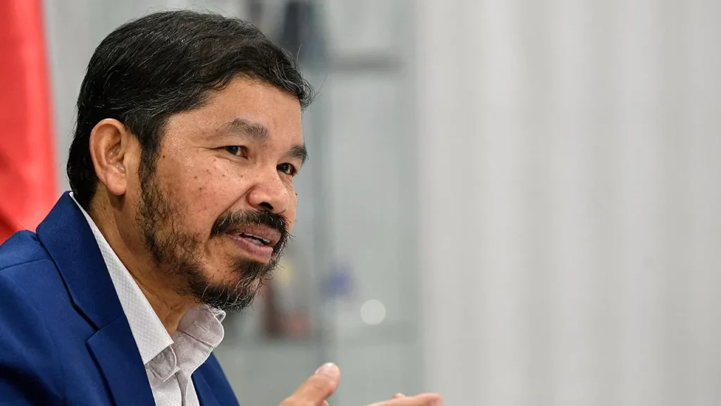 KUALA LUMPUR: Foreign direct investment (FDI) in Malaysia in 2025 will jump 41.2 percent to RM65.9 billion from RM46.7 billion the previous year, according to the Department of Statistics Malaysia (DoSM). Chief Statistician Datuk Seri Mohd Uzir Mahidin said the excellent performance was supported by equity injections from foreign investors and inflows in debt instruments. "Reflecting continued confidence among foreign investors in the Malaysian economy, the cumulative FDI position is set to increase to RM1.087 trillion by the end of 2025, comprising 53.7 percent of Gross Domestic Product (GDP), compared to 51.4 percent in 2024," he said in a statement. Malaysia's direct investment abroad (DIA) recorded a net outflow of RM12.4 billion in 2025, moderating from RM35.5 billion in the previous year, DoSM added. Accordingly, the total DIA position stands at RM589.3 billion at the end of 2025, representing 29.1 percent of GDP, down from 32.2 percent in 2024. -- BERNAMA