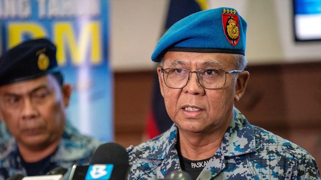 SUBANG, JUNE 18 -- The Royal Malaysian Air Force (RMAF) plans to replace its existing C-130 Hercules transport aircraft in line with increasing operational needs and the aging of the asset. Air Force Chief General Tan Sri Muhamad Norazlan Aris said the planning was given special attention given that the earliest C-130 Hercules aircraft received by the RMAF is now 50 years old, while the youngest aircraft is 31 years old. Beliau berkata faktor peningkatan kos penyelenggaraan pesawat lama dan kelebihan teknologi serta kapasiti beban pada pesawat generasi baharu menjadikan penggantian C-130 satu keperluan, walaupun keupayaan model sedia ada itu telah terbukti. "Tugas TUDM akan menjadi lebih besar dan lebih mencabar, justeru kita memerlukan aset yang berkeupayaan untuk melaksanakan tugas tersebut,” katanya kepada pemberita ketika Perbarisan Hari Ulang Tahun Tentera Udara Diraja Malaysia Ke-68, di sini, hari ini. TUDM ketika ini memiliki 10 pesawat C-130 Hercules yang terdiri daripada beberapa varian. Muhamad Norazlan berkata TUDM sedang menjalankan kajian bagi penggantian pesawat tempur pelbagai peranan dan penambahan pesawat tempur ringan (LCA) menjelang 2035 kerana aset sedia ada sekarang ini dijangka berdepan isu keusangan dan sokongan penyelenggaraan pada masa tersebut. Selain itu, katanya, TUDM belum membuat ketetapan sama ada pesawat generasi 4.5, kelima atau keenam yang akan dipilih kerana perolehan aset baharu perlu mengambil kira Dasar Pertahanan Negara yang bersifat defensif. Sementara itu, Muhamad Norazlan memaklumkan kesiapsiagaan TUDM bagi menerima pesawat tempur ringan FA-50 kini berada pada tahap 90 peratus dengan kemudahan infrastruktur di Pangkalan Udara Kuantan dijangka siap sepenuhnya menjelang Oktober ini. Katanya, enam juruterbang TUDM kini sedang mengikuti latihan penerbangan pesawat FA-50 di Gwangju Airbase, Korea Selatan bersama kumpulan sokongan teknikal dengan dua daripada mereka dijadualkan tamat latihan pada Oktober manakala baki empat lagi pada Disember ini. “Apabila mereka balik, sudah boleh mula terbang, kita hanya perlu menubuhkan skuadron dan menyediakan prosedur operasi standard (SOP) mengikut keperluan TUDM," katanya. Muhamad Norazlan berkata kehadiran FA-50 akan membolehkan TUDM melatih lebih ramai juruterbang secara tempatan sebelum mereka beralih kepada pesawat yang lebih canggih. Kementerian Pertahanan memeterai kontrak dengan Korea Aerospace Industries (KAI) pada 2023 bagi pemerolehan 18 buah pesawat FA-50 dengan dua pesawat pertama dijangka diterima oleh pada Oktober ini, manakala selebihnya secara berperingkat. -- BERNAMA