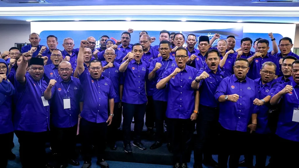 BATU PAHAT, June 30 -- Barisan Nasional (BN) has set a big mission in Batu Pahat to defend the Rengit and Senggarang state assembly seats, as well as being determined to recapture the Penggaram seat in the 16th Johor State Election (PRN). Johor BN chairman Datuk Onn Hafiz Ghazi said the party's target this time was to double the majority of victories in Rengit and Senggarang, thus strengthening the coalition's dominance in the areas concerned. "If in Rengit we won with a majority of almost 2,000 votes and our target this time is to double it, the same goes for the Senggarang seat where the majority is almost 4,000, we also need to increase that number." "In Penggaram, which is behind by more than 9,000 votes, we need to work harder to seize it and we are confident in the candidate this time," he said when speaking at the Mandate Presentation Ceremony to the Batu Pahat Division BN Machinery in Rengit, today. Also present were Penggaram DUN candidate Boo Chin Leong, Mohd Yusla Ismail (Senggarang) and Mohd Zaidi Japar (Rengit). The Johor Menteri Besar reminded voters and the party machinery not to be influenced by the actions of a few leaders who attempted to sabotage or carry out personal attacks after not being listed as candidates. He was referring to the actions of former Rengit Assemblyman (ADUN) Datuk Dr Mohd Puad Zarkashi, who was accused of carrying out attacks on social media, including linking royal institutions to the nomination issue. "You can attack me, but what's important is that voters don't follow that method and should follow in the footsteps of leaders who were not nominated but remain loyal." "We also found out about this through UMNO Secretary-General Datuk Dr Asyraf Wajdi Dusuki, who he (Mohd Puad) wanted to nominate his own son," he said. The Johor state election saw 172 candidates contesting for 56 state assembly seats with polling day set for July 11, while early voting is on July 7. -- BERNAMA