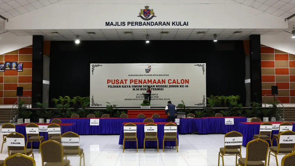 JOHOR BAHRU, JUNE 27 -- Kesemua 56 pusat penamaan calon bagi Pilihan Raya Negeri (PRN) Johor ke-16 dibuka serentak 9 pagi ini. Bakal-bakal calon mempunyai tempoh sejam hingga 10 pagi untuk menyerahkan borang masing-masing kepada Pegawai Pengurus Pilihan Raya (RO) di pusat penamaan calon, sebelum senarai calon yang layak bertanding diumumkan secara rasmi. Sebaik sahaja proses pengesahan selesai, bermulalah tempoh berkempen selama 14 hari seperti ditetapkan Suruhanjaya Pilihan Raya (SPR) sehingga 11.59 malam, 10 Julai. Bagi proses penyerahan, kertas penamaan calon hendaklah diserahkan kepada Pegawai Pengurus di pusat penamaan oleh calon, pencadang dan penyokong atau mana-mana dua daripada mereka atau mana-mana seorang daripada mereka. Tinjauan Bernama di beberapa pusat penamaan calon mendapati penyokong parti-parti politik mula berkumpul seawal 6.30 pagi bagi memberi sokongan kepada calon pilihan masing-masing. Semalam, Jabatan Meteorologi Malaysia (MetMalaysia) meramalkan hujan di daerah Johor Bahru, Muar, Batu Pahat, Kota Tinggi, Pontian, Tangkak dan Kulai pada sebelah pagi ini, manakala Segamat, Kluang serta Mersing diramalkan cerah. MetMalaysia turut menjangkakan ribut petir di kebanyakan daerah termasuk Johor Bahru, Segamat, Kluang dan Kota Tinggi pada sebelah petang. Bagi memastikan kelancaran proses, pihak polis dengan bantuan anggota Jabatan Sukarelawan Malaysia (RELA) mengawal ketat aspek keselamatan serta lalu lintas di sekitar kawasan PPC bagi mengelakkan sebarang insiden tidak diingini. Mengikut statistik Suruhanjaya Pilihan Raya (SPR), PRN kali ini melibatkan sebanyak 2,727,926 pemilih layak untuk mengundi merangkumi 2,703,175 pengundi biasa, 12,041 anggota tentera dan pasangan, serta 12,710 anggota polis dan pasangan. SPR menetapkan hari pengundian pada 11 Julai manakala undi awal pada 7 Julai. -- BERNAMA