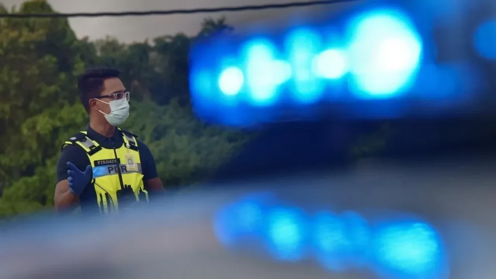 KUALA LUMPUR: Police are tracking down a man suspected of impersonating a civil servant to deceive the public. Kajang District Police Chief, ACP Naazron Abdul Yusof, in a statement today, said his department received a report on the incident at 6.58 pm yesterday. He said the investigation is being conducted under Section 170 of the Penal Code and members of the public who have information regarding the incident are asked to contact Investigating Officer Sergeant Siti Aidah Yem at 010-2176278 to assist in the investigation. Yesterday, a post went viral on the Threads app from a woman claiming to have been the target of a fraud attempt after being contacted by an individual claiming to be a member of the Kajang District Police Headquarters and an officer of a ministry. Members of the public who have information about any criminal activity can contact the MERS 999 emergency line or the Kajang District Police Control Centre via 03-89114243. -- BERNAMA