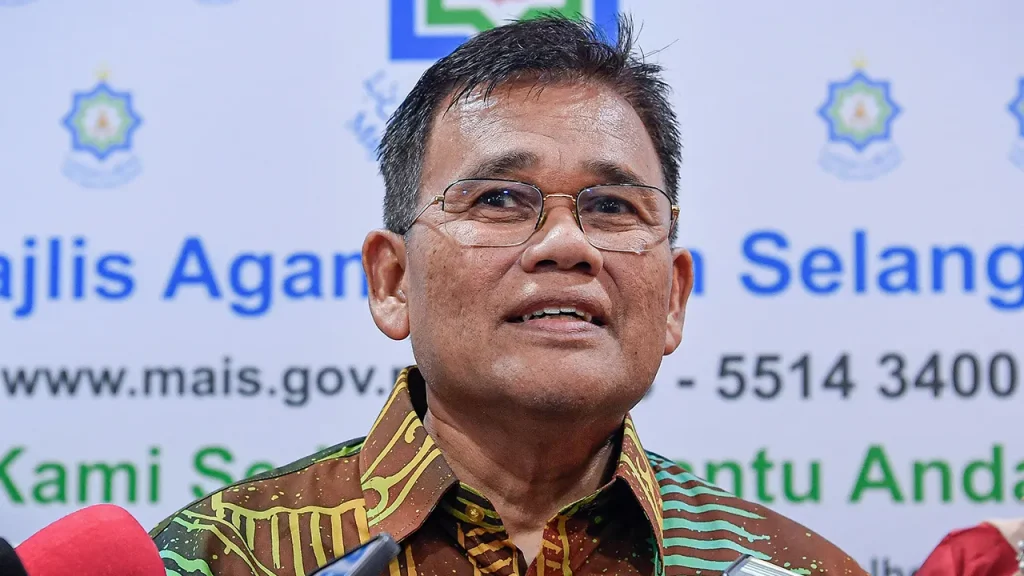 SHAH ALAM: The Selangor Islamic Religious Council (MAIS) has ordered an immediate meeting between the heirs; the management of the Nurul Hidayah Mosque, Kampung Pandan Dalam; the Salatulrahim Welfare Agency (BKS) and the Selangor Islamic Religious Department (JAIS) to resolve the issue of alleged delays in the burial of a body, recently. MAIS chairman Datuk Salehuddin Saidin said the move was to achieve the best solution for all parties involved, as well as to ensure that similar incidents do not occur again in the future. "MAIS expresses its condolences to the bereaved families involved in the alleged delay in the burial of the body at the Ukay Perdana Islamic Cemetery, Hulu Klang and expresses its sorrow for the incident that occurred to the bereaved families at a time when they lost their loved ones. "MAIS guarantees that all findings from the police investigation, whether from the aspect of crime, negligence or misunderstanding of communication between the parties involved, will be taken to take appropriate action against any party responsible," he said in a statement today. Salehuddin said MAIS took note of the media statement issued by JAIS Director Datuk Mohd Shahzihan Ahmad last Saturday regarding the results of the initial investigation based on information from the mosque management regarding the incident. He said MAIS was also informed that the mosque management, the heirs involved and BKS had filed a police report regarding the incident. In this regard, he advised all parties to give the police space to conduct a transparent and fair investigation. At the same time, Salehuddin said, MAIS will evaluate the management of Muslim remains currently being carried out by the mosque management and identify if there is room for improvement. "This is to ensure that the management of Muslim remains can be carried out responsibly and responsibly, in an orderly and efficient manner, and in compliance with Islamic requirements," he said. He also advised the Muslim community to continue to strengthen brotherhood and not turn differences of opinion on certain matters into a field of division and hatred. -- BERNAMA