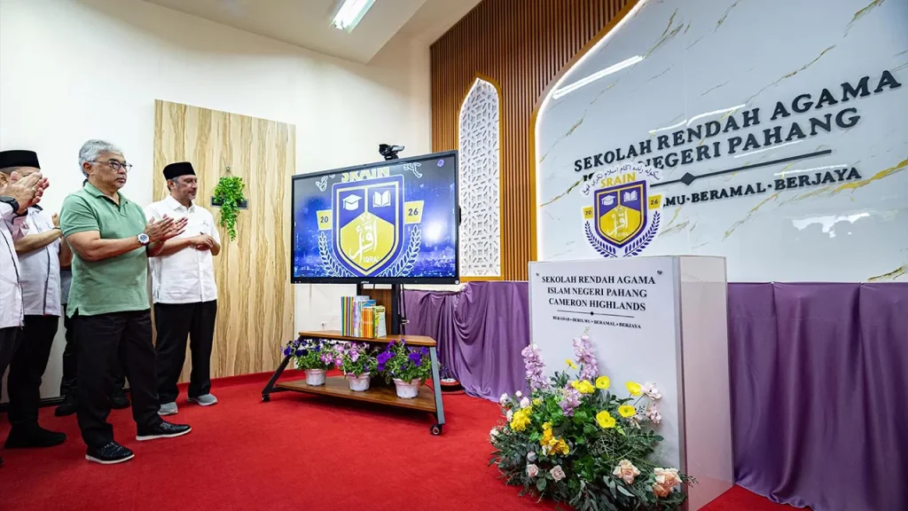 CAMERON HIGHLANDS: The Sultan of Pahang Al-Sultan Abdullah Ri'ayatuddin Al-Mustafa Billah Shah today consented to the opening of the first Pahang State Islamic Primary School (SRAIN) in a temporary building in Golden Hill, Tanah Rata, here. His Majesty arrived at 10.20 am accompanied by the Director of the Pahang Islamic Religious Department (JAIP), Datuk Ahmad Khirrizal Ab Rahman. Also present was the Chairman of the Pahang Islamic Religious Affairs, Rural Development and Orang Asli Affairs Committee, Datuk Seri Syed Ibrahim Syed Ahmad. Al-Sultan Abdullah agreed to listen to a briefing regarding the establishment and planning of the school and presented a cheque for donations from the Pahang Islamic Religious and Malay Customs Council, namely the purchase of a van worth RM170,402, a contribution of RM11,000 for the purchase of a smart board from Bank Rakyat and 14 units of tablets from the Tablet Genius Sdn Bhd zakat trust. Meanwhile, Ahmad Khirrizal, when met by the media, said his party was planning to add SRAINs in every district in the state. "We do have plans to establish this school in other districts. Maybe after this we will open this school in the Kuantan district, and then to other districts." "We are targeting every district to establish a Pahang Islamic Religious Primary School managed by the Pahang Islamic Religious Department," he said. Commenting on His Majesty's statement during the briefing session regarding the intention to include the Chinese language syllabus in the school, Ahmad Khirrizal said JAIP would work on the matter. "The department will try to realise His Majesty's directive, and we will then look for qualified teaching staff to be placed in this school, God willing," he said. Meanwhile, he said the school will have its own building in Royal Lily Park with an area of four hectares which will be built together with a new mosque complex in the Cameron Highlands district. The establishment of SRAIN Cameron Highlands is a direct manifestation of the wishes and commitment of Al-Sultan Abdullah who wants an Islamic educational institution comprising primary and secondary schools that is well-organized and of good quality to be established to meet the needs of the Muslim community in Cameron Highlands. On Jan 4, SRAIN Cameron Highlands officially opened with 14 first grade students registering as the first group and being administered by seven teachers. This school offers the Standard Primary School Curriculum (KSSR) subjects, Al-Quran and Fardu Ain Classes (KAFA) as well as the Special Graded Al-Quran Memorization Program (TAHFIZ). -- BERNAMA