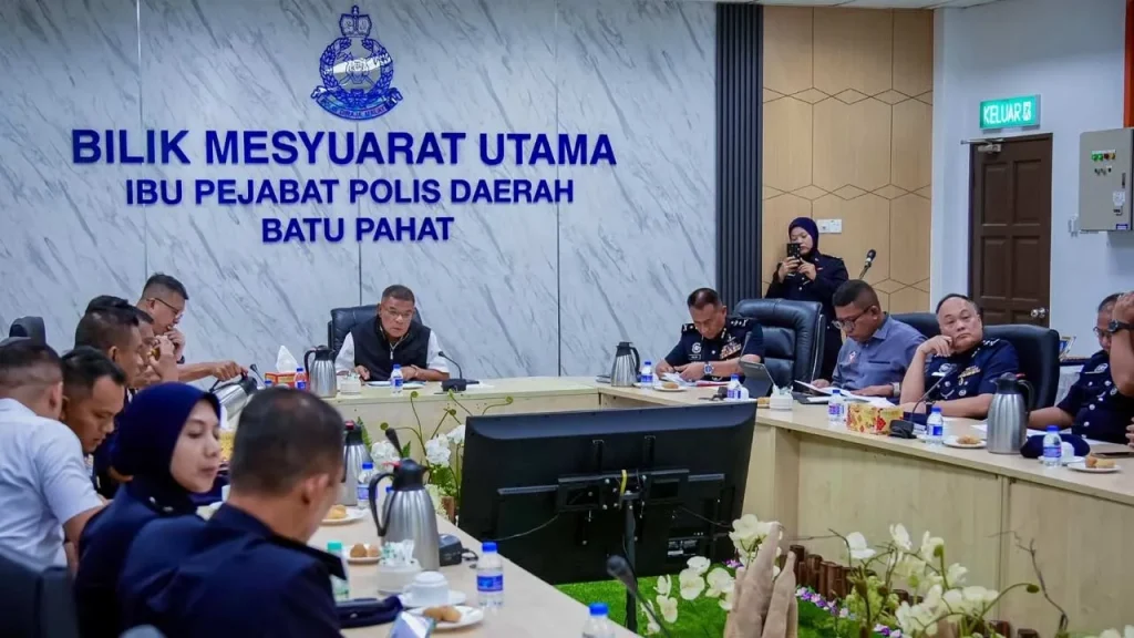 KUALA LUMPUR: The Johor Royal Malaysian Police (PDRM) has begun various early preparations to ensure the smooth conduct of the 16th Johor State Election (PRN). Home Minister Datuk Seri Saifuddin Nasution Ismail said this includes the assignment of personnel, security aspects, logistics and coordination between agencies. He said early preparation was very important, to enable all security-related plans to be carefully arranged, and to allow every operational requirement to be identified in advance. "What is important is that the people can carry out their responsibilities comfortably and confidently, while a healthy democratic atmosphere continues to be maintained." "God willing, with careful preparations and the cooperation of all parties, the Johor state election will be carried out smoothly, peacefully and harmoniously for the benefit of the people and the state of Johor," he said in a Facebook post today. Earlier, Saifuddin Nasution stopped by the Batu Pahat District Police Headquarters to hear a briefing regarding the preparations and level of preparedness of the security forces in facing the Johor state election. Yesterday, the Election Commission (EC) announced that a special meeting for the 16th Johor state election will be held on June 12, to discuss important dates for the Johor state election such as the date of the election writ, nomination day, polling day, the electoral roll that will be used and other preparations for the election. The Johor State Assembly was dissolved on Monday (June 1), after receiving the consent of the Regent Sultan of Johor Tunku Mahkota Ismail. -- BERNAMA