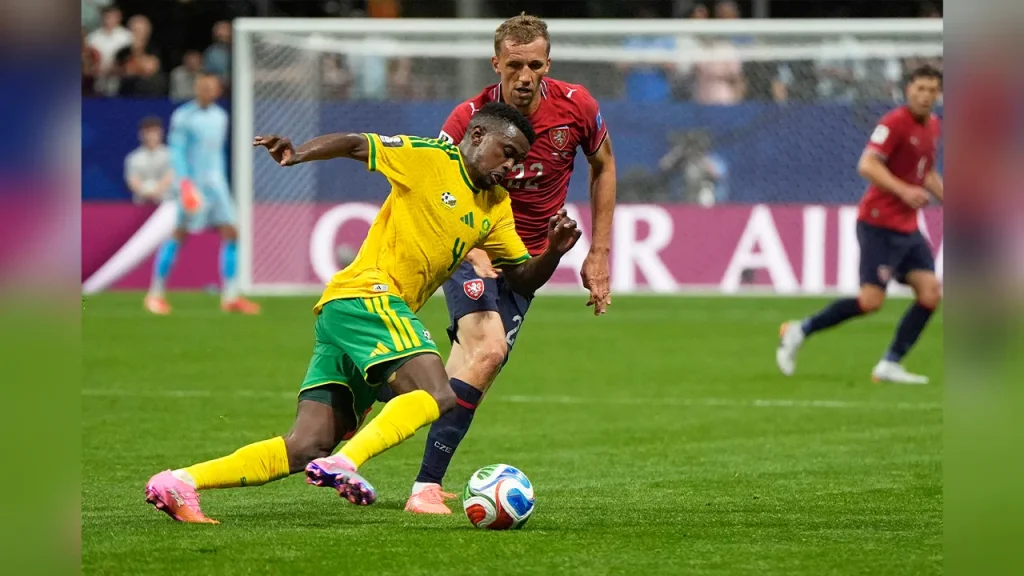 ATLANTA: The Czech Republic were held to a 1-1 draw by South Africa in the World Cup on Thursday, keeping both teams' chances of advancing to the knockout stages, the German Press Agency (dpa) reported. Michal Sadilek opened the scoring for the Czechs in the sixth minute, set up by Aleksandr Sojka after Vladimir Coufal's long throw caused chaos in the South African defence. The equalizer in the 83rd minute came unexpectedly as Teboho Mokoena tricked goalkeeper Matěj Kovář into the opposite direction on a penalty kick after a handball incident by Pavel Šulc. South Africa failed to break down the Czech defense and did not score any tries until the 74th minute. The Czech team paid the price for being passive after their goal. Patrik Schick wasted a chance before the opposition goal and they only posed a slight threat in the first minute of the second half when Lukáš Červ was denied by Ronwen Williams and Schick headed into the goalkeeper's arms on the ensuing corner. Both teams have one point after losing their first matches, the Czech Republic 1-2 against South Korea and South Africa 0-2 against hosts Mexico. Mexico will face South Korea on Thursday, while the final Group A match next week will see the Czech Republic take on Mexico and South Africa meet South Korea. The top two teams from each of the 12 groups reach the round of 32 along with the eight best third-place finishers. South Africa have never made it past the group stage while the Czechs last reached the quarter-finals in 1990. Thursday's match was officiated by American referee Tori Penso, making it the second men's World Cup match to be overseen by a woman, four years after France's Stéphanie Frappart officiated the Germany-Costa Rica game. -- BERNAMA-dpa