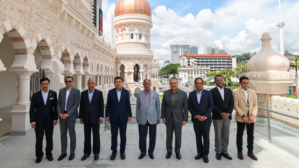KUALA LUMPUR, JUNE 24 -- The Sultan of Kedah Al Aminul Karim Sultan Sallehuddin Sultan Badlishah agreed to pay a visit to the Sultan Abdul Samad Building (BSAS) on Jalan Raja, here today. His Majesty arrived at approximately 10.30am at the BSAS Porte Cochere, where he was welcomed by Khazanah Nasional Managing Director Datuk Amirul Feisal Wan Zahir. Also welcoming His Majesty's arrival were Khazanah Nasional's Chief Corporate Officer and General Legal Advisor Datuk Mohamed Nasri Sallehuddin and Khazanah Nasional's Head of Real Assets Selvendran Katheerayson. His Majesty visited the Confluence Hall , which houses a gallery on the origins of Kuala Lumpur, and heard a briefing from Think City Senior Manager Mariana Isa on the contents of the gallery. The Sultan of Kedah also spent time visiting the Visionary Hall , which features a model of the capital's development and multimedia displays related to Kuala Lumpur, before exploring the Porte Cochere balcony. His Majesty then visited the School of Hard Knocks run by Royal Selangor, and agreed to participate in a light luncheon before departing for home at approximately 1.15pm. Amirul Feisal said the Sultan of Kedah's departure was greatly appreciated and gave great significance to Khazanah Nasional's efforts to conserve BSAS, which was not just focused on the physical building but also aimed to revive the country's history, including the history of Kuala Lumpur, Selangor and the development of Malaysia. "The departure of the Sultan of Kedah here gives great appreciation to our efforts to preserve the country's history, which is meaningful not only to the community but also to the royal institution," he said. He said since it opened to the public on Feb 2, BSAS has received approximately 200,000 visitors. On Jan 31, the Yang di-Pertuan Agong Sultan Ibrahim consented to officiate the BSAS Phase 1 Conservation Completion Ceremony after 11 months of conservation and preservation work under the Khazanah Heritage Fund programme. BSAS, originally known as the Secretariat Building, was once the core of the country's administration, and witnessed the lowering of the Union Jack Flag and the raising of the Federation of Malaya Flag for the first time in 1957. -- BERNAMA