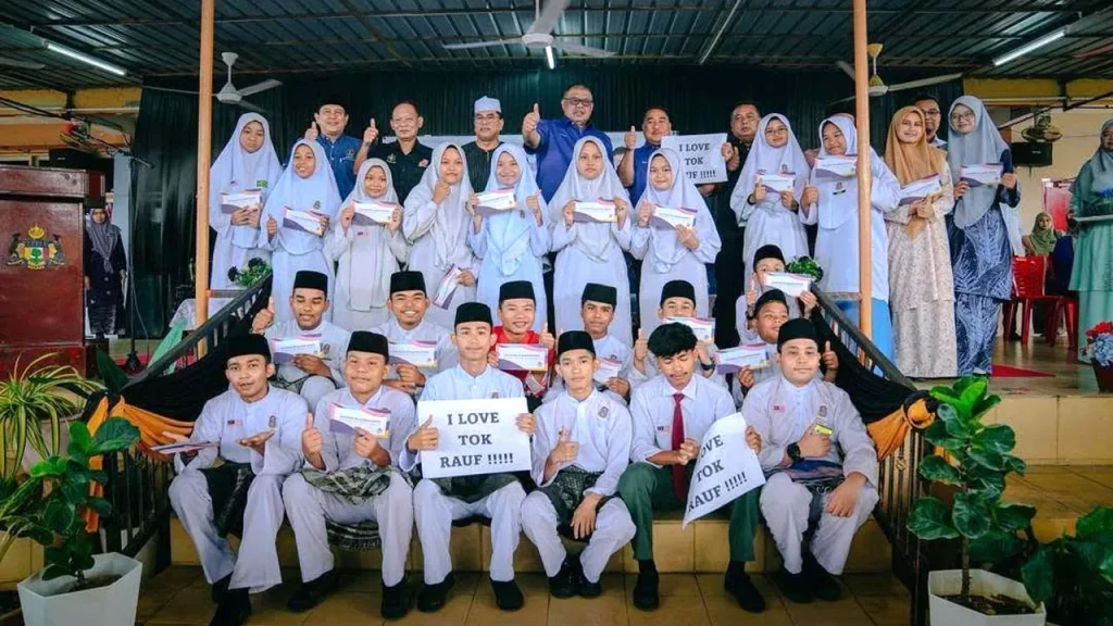 ALOR GAJAH: The Melaka state government has allocated more than RM196 million for the education sector in the state over the past three years, said Chief Minister Datuk Seri Ab Rauf Yusoh. He said it was a form of 'investment' to ensure Melaka continued to progress over the next 10 to 20 years, and the allocation was channelled to implement various educational initiatives that would benefit more than 140,000 children in Melaka. "The state government is implementing free tuition and providing school preparation assistance to the B40 group. The state government is allocating another RM15 million through the Melaka Sayang Rakyat (MeSRa) Education Program, the Melaka State Education Trust Fund (TAPEM), "We are also organising sports competitions which also involve large allocations, specifically for the children of the Masjid Tanah Parliament," he said when speaking at the Student Excellence Motivation Programme and the Presentation of School Aid Donations by the MARA Education Foundation at Sekolah Menengah Kebangsaan (SMK) Sultan Alauddin, Masjid Tanah, here today. Also present were state Exco member for Public Works, Infrastructure, Public Facilities and Transport Datuk Hameed Mytheen Kunju Basheer and Chairman of the MARA Education Foundation Datuk Seri Dr Ismail Mohamed Said. At the event, the MARA Education Foundation donated cash totaling RM10,000 to 100 students from the asnaf and B40 groups. He said that as a result of concerted efforts by the Melaka State Education Department (JPN) and school authorities, the achievements in public examinations such as the KAFA Class Assessment Test (UPKK), Malaysian Certificate of Education (SPM), Malaysian Certificate of Higher Education (STPM) and Malaysian Certificate of Higher Education (STAM) in Melaka continued to show a commendable increase from year to year. Meanwhile, when met by reporters, Ab Rauf, who is also the chairman of the state UMNO Liaison Body, said that Melaka UMNO was ready to open the door to cooperation with any party to face the Melaka State Election (PRN) which is expected to be held this year. Ab Rauf, who is also the Barisan Nasional (BN) Melaka chairman, said however, the collaboration must benefit the parties involved. -- BERNAMA