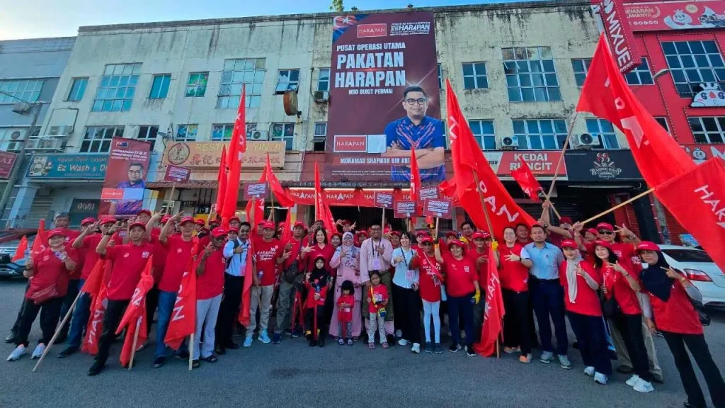 BATU PAHAT. JUNE 27 -- Johor DAP chairman Teo Nie Ching arrived at the nomination centre at Dewan Raya Putra, Bandar Putra here at 8.26 am. He, who is also the Deputy Minister of Communications, accompanied Pakatan Harapan (PH) candidate for the Bukit Permai State Legislative Assembly (DUN), Mohamad Shafwan Ani. Party supporters began flooding the nomination centres as early as 7am to support their respective candidates, filling the atmosphere with cheers, chants of slogans and waving party flags. -- BERNAMA