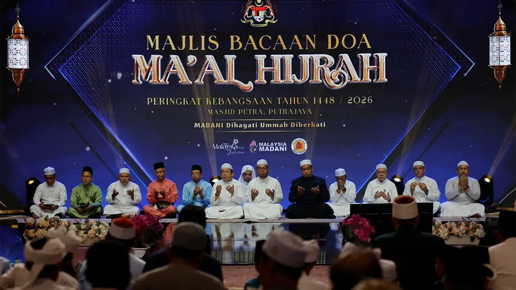 KUALA LUMPUR, JUNE 17 -- The arrival of 1 Muharram was welcomed with full appreciation and repentance when Muslims across the country last night gathered at mosques and suraus to join in various spiritual activities in conjunction with Maal Hijrah 1448H/2026M. Among the programs held were the recitation of Yasin, prayers at the end and beginning of the Hijri year, congregational prayers, tazkirah and munajat attended by worshippers of all ages, thus marking the beginning of a new chapter in the Islamic calendar. The celebration not only commemorates the migration of the Prophet Muhammad (PBUH), but also serves as a platform for self-reflection, strengthening faith and renewing resolve in an effort to increase acts of worship, as well as asking for blessings, guidance and mercy from Allah SWT. In PUTRAJAYA , more than 1,000 worshippers participated in the National Level Maal Hijrah Prayer Recitation and Maal Hijrah Advice Ceremony for the Year 1448H/2026M at the Putra Mosque here, which was also attended by Minister in the Prime Minister's Department (Religious Affairs) Dr Zulkifli Hasan. The program, which began at 4 pm, was filled with spiritual and worship activities including Quran recitation by famous preachers and reciters, including Ustaz Hassan Adli, Ustaz Tirmizi Ali and Ustaz Aiman ​​Ridhwan. Meanwhile in MELAKA, the state-level Maal Hijrah 1448H/2026M celebration was held at the Falihin Kampung Alai Mosque, Merlimau, which was officiated by the Yang Dipertua Negeri Melaka Tun Mohd Ali Rustam and attended by Chief Minister Datuk Seri Ab Rauf Yusoh and state Education, Higher Education and Religious Affairs Exco Datuk Rahmad Mariman. At the ceremony attended by more than 500 guests, a total of 13 awards were presented to recipients, including Maal Hijrah Figure, Public Service Figure, Enforcement Award Figure and Mithali Family Figure. In SELANGOR, the Sultan of Selangor Sultan Sharafuddin Idris Shah agreed to present the Maal Hijrah 1448 Figure Award to former Chairman of the Selangor Islamic Religious Council (MAIS) Tan Sri Abdul Aziz Mohd Yusof in conjunction with the State-Level Maal Hijrah Celebration at the Sultan Salahuddin Abdul Aziz Shah Mosque, Shah Alam. Earlier, Sultan Sharafuddin also agreed to attend the Ambang Hijrah Ceremony which began with the end-of-year prayer led by Imam Abu Dzar Adanan and the beginning-of-year prayer led by Imam Besar Datuk Muhammad Farhan Wijaya after the congregational Maghrib prayer. His Majesty then agreed to listen to a special Maal Hijrah talk delivered by Senior Lecturer of the Academy of Contemporary Islamic Studies, Universiti Teknologi MARA (UiTM), Dr Mohd Hapiz Mahaiyadin, before performing the congregational Isyak prayer. In PERAK, the Sultan of Perak Sultan Nazrin Shah agreed to attend the Perak State-Level Maal Hijrah 1448 Hijrah Summit Celebration Ceremony at the Casuarina Convention Hall, Meru Raya, here, accompanied by the Raja Muda of Perak Raja Jaafar Raja Muda Musa and the Raja of Lower Perak Raja Iskandar Dzulkarnain Sultan Idris Shah. At the ceremony, which was also attended by Menteri Besar Datuk Seri Saarani Mohamad, Sultan Nazrin agreed to present the Tokoh Maal Hijrah Award to former Perak State Mufti Datuk Seri Wan Zahidi Wan Teh and the Saidina Abu Bakar As-Siddiq Award to the President of the Consultative Council of Malaysian Islamic Organisations (MAPIM) Mohd Azmi Abdul Hamid. His Majesty also presented the Siti Khadijah Award (Women's Figure) to Restorative Dentist Dr Farah Syazwani Mohamd Tarmizi, the Saidina Ali Award (Youth Figure) to Dental Officer Dr Muhamad Adib Mohamad Mazri, the Asnaf Icon Award to the Visually Impaired (OKU) Khairruddin Mazli, and the Special Award to the Temiar Tribe Orang Asli Othman Hamzah. Meanwhile in NEGERI SEMBILAN, the Yang Dipertuan Besar of Negeri Sembilan Tuanku Muhriz Tuanku Munawir departed for the State-Level Maal Hijrah Celebration Ceremony at the Tuanku Muhriz Mosque in Bandar Seri Jempol. Also attending were Tunku Ampuan Besar of Negeri Sembilan Tuanku Aishah Rohani Tengku Besar Mahmud and her two sons Tunku Besar Seri Menanti Tunku Ali Redhauddin and Tunku Zain Al-'Abidin. Also present was Menteri Besar Datuk Seri Aminuddin Harun, who was also accompanied by more than 1,000 pilgrims. Tuanku Muhriz said every leader must carry out their mandate with full integrity and always place the interests of the state and the people above all other considerations. "Attitudes and actions that are imprudent or driven by narrow interests such as power struggles do not at all reflect the characteristics of responsible leadership," his Majesty said.T Tuanku Muhriz said that only through administration based on the principles of good governance, the stability, peace and prosperity of the state can be maintained to be passed on to future generations. Therefore, His Majesty said, all parties must always preserve the stability and harmony that have long been the strength of this state, and not allow power struggles and greed to disrupt the peace and tranquility enjoyed together. The National Level Maal Hijrah Celebration 1448H/2026M will take place tomorrow at the Putra Mosque, Putrajaya and Sultan Nazrin is scheduled to attend the ceremony. -- BERNAMA