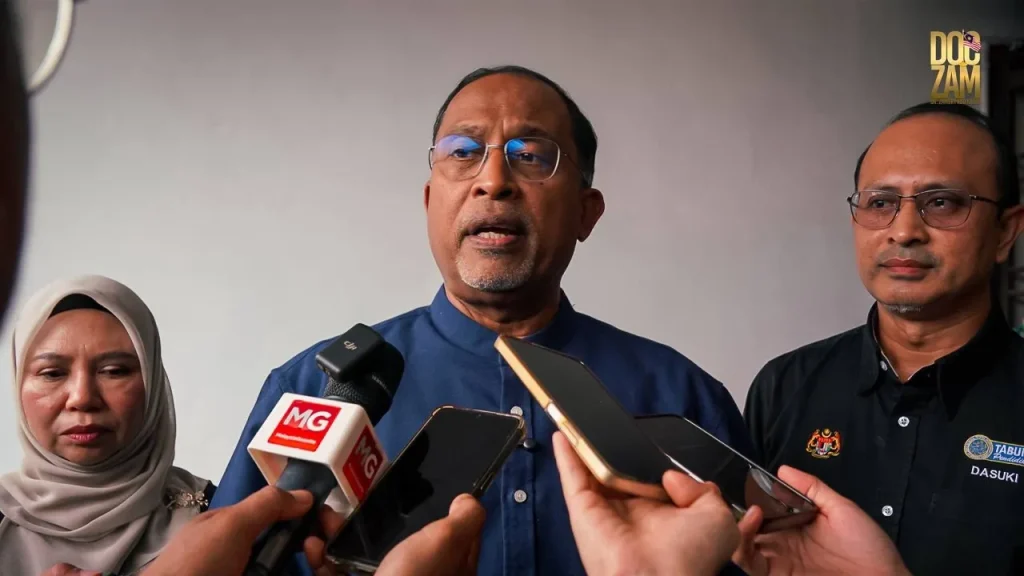JOHOR BAHRU: Barisan Nasional (BN) has finalised its stance to contest using the Dacing logo in the upcoming Johor and Negeri Sembilan State Elections (PRN). BN Secretary-General, Datuk Seri Dr Zambry Abd Kadir said the matter was among the five main decisions reached at the political coalition's Annual General Meeting at the Johor UMNO Liaison Office today. "The Johor and Negeri Sembilan state elections are the main focus for BN, with the entire party machinery being mobilized comprehensively to ensure victory," he said in a statement tonight. The Higher Education Minister also reiterated his stance that BN remains steadfast in supporting the existing Unity Government until the end of its term. He said the commitment was important to guarantee the country's political stability, maintain the confidence of foreign investors and ensure the continuity of the economic development agenda for the well-being of the people. The Johor and Negeri Sembilan state elections are set for July 11 and August 1, respectively. -- BERNAMA