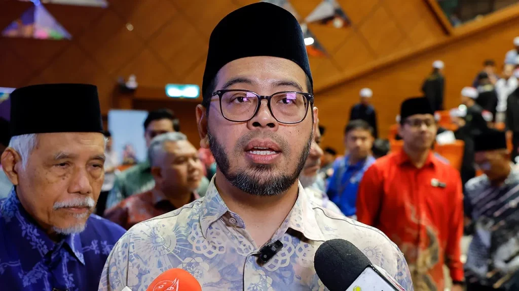 PUTRAJAYA, JUNE 18 -- The Prime Minister's Department (Religious Affairs) will strengthen efforts to reach out to young people in line with the directive of the Sultan of Perak, Sultan Nazrin Shah, who wants religious leaders to play an active role in addressing the threat of extremism and false information in the digital age. Minister in the Prime Minister's Department (Religious Affairs) Zulkifli Hasan said his party upholds the edict and will use it as a guide in the implementation of related programs and initiatives. "At the level of the Prime Minister's Department (Religious Affairs), we will uphold and respond to the messages and calls of the Sultan of Perak as best we can. God willing, we will mainstream the messages and warnings conveyed," he said. Zulkifli said this to reporters after officiating the National and International Ma'al Hijrah 1448/2026 Prime Lecture here today. Last Friday, Sultan Nazrin said religious leaders need to play a more active role in reaching out to young people to address the threats of extremism, false information and polarization that are increasingly prevalent in the digital age. His Majesty said that youth are currently facing various challenges including concerns about climate change, conflict, economic uncertainty, digital polarisation and declining trust in social institutions. -- BERNAMA