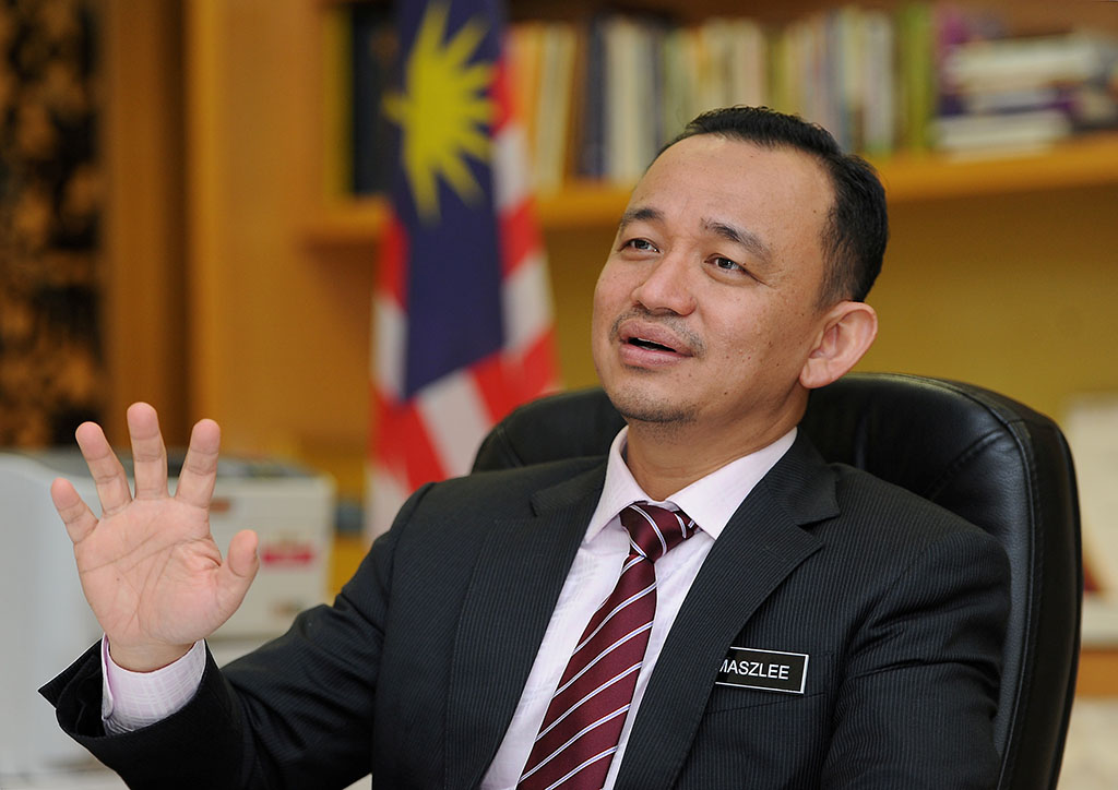 JOHOR BAHRU, June 30 -- Infrastructure issues such as chronic traffic congestion and school dropouts among teenagers are among the critical challenges forming the main focus of Dr. Maszlee Malik’s campaign for the Puteri Wangsa State Legislative Assembly (DUN) seat. The Pakatan Harapan (PH) candidate stated that besides traffic congestion and flash floods in areas like Kangkar Tebrau and Kampung Maju Jaya, poor road quality also demands serious attention following his own recent site visits. "I experienced it firsthand driving a (Perodua) Myvi, it was really bumpy; it would be even more miserable on a motorcycle. Yet, that is what they face every single day," he said in an exclusive interview with Bernama recently. Maszlee said that resolving these infrastructure issues requires a holistic approach through close cooperation between the state government and Federal agencies like the Public Works Department (JKR), rather than ad-hoc or rushed actions. He noted that solutions to these infrastructure issues cannot be done in a hurry, but instead require holistic cooperation between the state government and ministries at the Federal level, such as the Public Works Department (JKR). Apart from physical aspects, Maszlee, who is also a former Education Minister, voiced his concern over the school dropout trend among youths in the area, who are more attracted to entering the gig economy or working as manual laborers in Singapore due to the high currency exchange rate. "This dropout issue occurs because there is a perception that even if they don't finish school, they can work in the gig economy, as riders and so on. That is number two; number one is that even if they don't study, they can go work in Singapore. "Even if they become 4D workers (dirty, dangerous, difficult, degrading), the payout is still three times higher," he said. He added that the pressure of the cost of living and high house prices for young people in the surrounding areas also poses a burden, as the purchasing power of the community working in Singapore has driven up local market prices. "These issues require holistic solutions. The solution cannot just stop at the state government or DUN level alone," he said. In relation to this, Maszlee emphasised the importance of synergy between the state and Federal governments to ensure that economic planning and development can be coordinated for the benefit of local residents. The contest for the Puteri Wangsa DUN seat will see a five-cornered fight involving Maszlee (PH), Rashifa Aljunied (MUDA), Teow Chia Ling (Barisan Nasional), Nicholas Paul Vincent (Parti Bersama Malaysia), and Wang Wee Siong (Independent). A total of 172 candidates are contesting in the Johor State Election, which will take place this July 11, while early voting is on July 7. To get the latest news on the 16th Johor State Election, please visit https://prn.bernama.com/johor/. N41: PUTERI WANGSA - 128,723 1. Nicholas Paul Vincent (Bersama) 2. Wang Wee Siong (Bebas/IND) 3. Dr Maszlee Malik (PH-PKR) 4. Rashifa Aljunied (MUDA) 5. Teow Chia Ling (BN-MCA) (2022: Amira Aisya Abd Aziz: MUDA: Maj: 7,114) -- BERNAMA