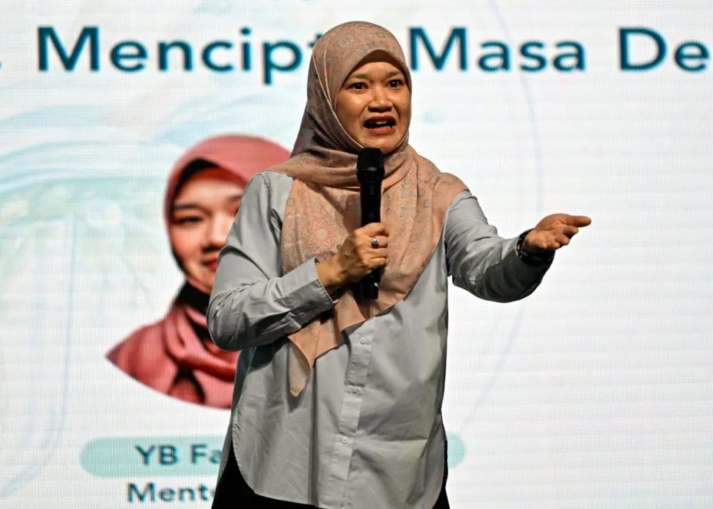 KUALA LUMPUR, June 8 -- The move to rebrand and the implementation of various initiatives prove that the MADANI Government will not stopped striving to improve the Form Six programme. Education Minister Fadhlina Sidek said the effort included rebranding to improve the image, system and quality of education on par with other post-secondary education. "The Form Six programme is indeed very special and close to our hearts. We have implemented various initiatives to continue to elevate this programme," she said in a Facebook post today. According to her, initiatives such as Early Schooling Assistance (BAP), the establishment of the National Form Six Student Representative Committee and strategic collaborations with public higher education institutions were implemented specifically to support Form Six students. She said the Sijil Tinggi Persekolahan Malaysia (STPM) has high value and is recognised not only at the national level, but also by more than 2,000 international universities. Earlier, she greeted Form Six students who had just registered at Sekolah Menengah Kebangsaan Tuanku Muhammad, Kuala Pilah, Negeri Sembilan. “Congratulations everyone. You have taken another step forward in your efforts to achieve excellence,” she said. -- BERNAMA