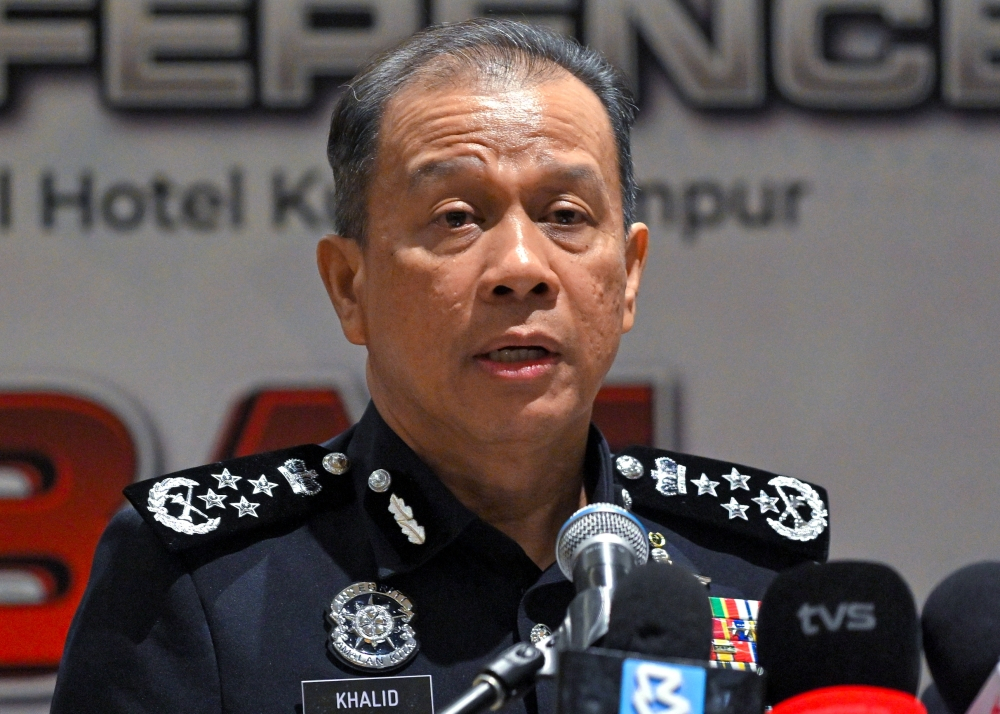 KUALA LUMPUR, JUNE 15 -- Losses due to online fraud crimes in 2025 will reach RM2.97 billion, an increase of RM1.40 billion compared to RM1.57 billion the previous year, indicating an increasingly worrying trend in cybercrime. Inspector-General of Police Tan Sri Mohd Khalid Ismail said that of the total, non-existent investment fraud recorded the highest loss value of RM1.47 billion. He said a total of 66,204 cases of online fraud were recorded in 2025, an increase of 87 percent compared to 35,368 cases in 2024. "Phone scams remain a major threat with 28,388 cases reported in 2025," he said when speaking at the "Fight Scams: Two Teams, One Goal" Launching Ceremony here today. Also present were Public Bank Bhd Managing Director and Chief Executive Officer Tan Sri Tay Ah Lek, Bukit Aman Commercial Crime Investigation Department (JSJK) Director Datuk Rusdi Mohd Isa and Bukit Aman department directors. Mohd Khalid said the recorded figures were not just statistics, but rather involved thousands of victims who lost their source of income and future as a result of being deceived by fraud syndicates. He said in the rapidly developing era of digitalization, fraud syndicates are constantly updating their tactics and modus operandi by exploiting technological advances and the sophistication of modern communication platforms. "Therefore, prevention, education and cultural awareness efforts in digital security are now urgent priorities and need to be continuously strengthened," he said. Mohd Khalid also welcomed the implementation of the PB Scam Rangers Program , which is the result of a strategic collaboration between JSJK and Public Bank Bhd, which is described as a progressive step in strengthening financial literacy and cyber security among the community. "Through an approach that focuses on public education, we are able to form a society that is more sensitive, knowledgeable and has high resilience against various forms of criminal manipulation and fraud," he said. -- BERNAMA