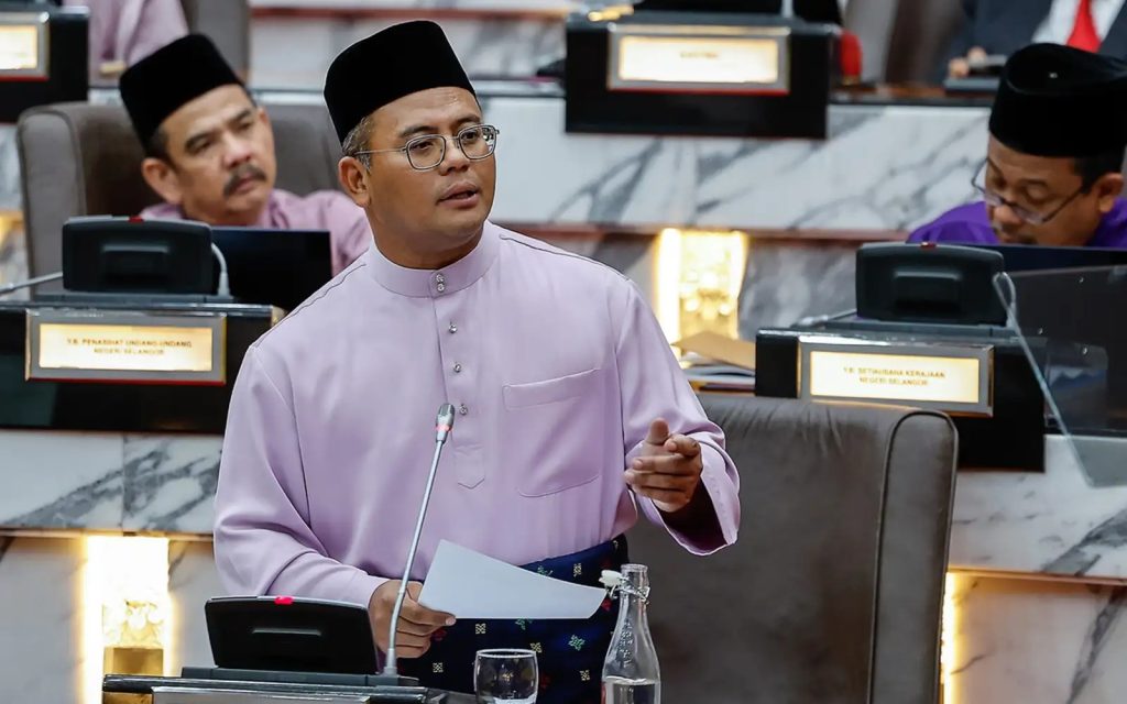 SHAH ALAM, June 15 -- Selangor's financial position is still at a healthy level despite the global economic uncertainties following the supply crisis and fluctuations in world markets. Selangor Menteri Besar Datuk Seri Amirudin Shari said the state government did not see the need to take emergency measures because revenue collection remains on a positive track. State revenue collection reached RM1.6 billion as of May against this year’s RM2.8 billion target, with the current collection trend showing positive development. "We have not yet pressed the 'panic button', but are monitoring weekly and monthly developments," he said at a press conference after launching the Selangor Resilience Strengthening Package Phase 1 at the Selangor State Secretary's Office (SUK) Building here today.   Amirudin added that Selangor also recorded a RM300 million surplus against total expenditure due to the state government's savings. Although this year's financial position is not as strong as last year's, the state government is confident of achieving the set revenue target, and it still has good reserve collection, he said. "At the same time, various efforts are being made, including through the land disposal process, changes to the actual conditions of land for industrial purposes and the influx of new investments into Selangor," he said. Amirudin said the real impact of global economic uncertainty is expected to be seen in the next few months, and the state government is taking a proactive approach to reduce its impact on the people and the economic sector.   -- BERNAMA