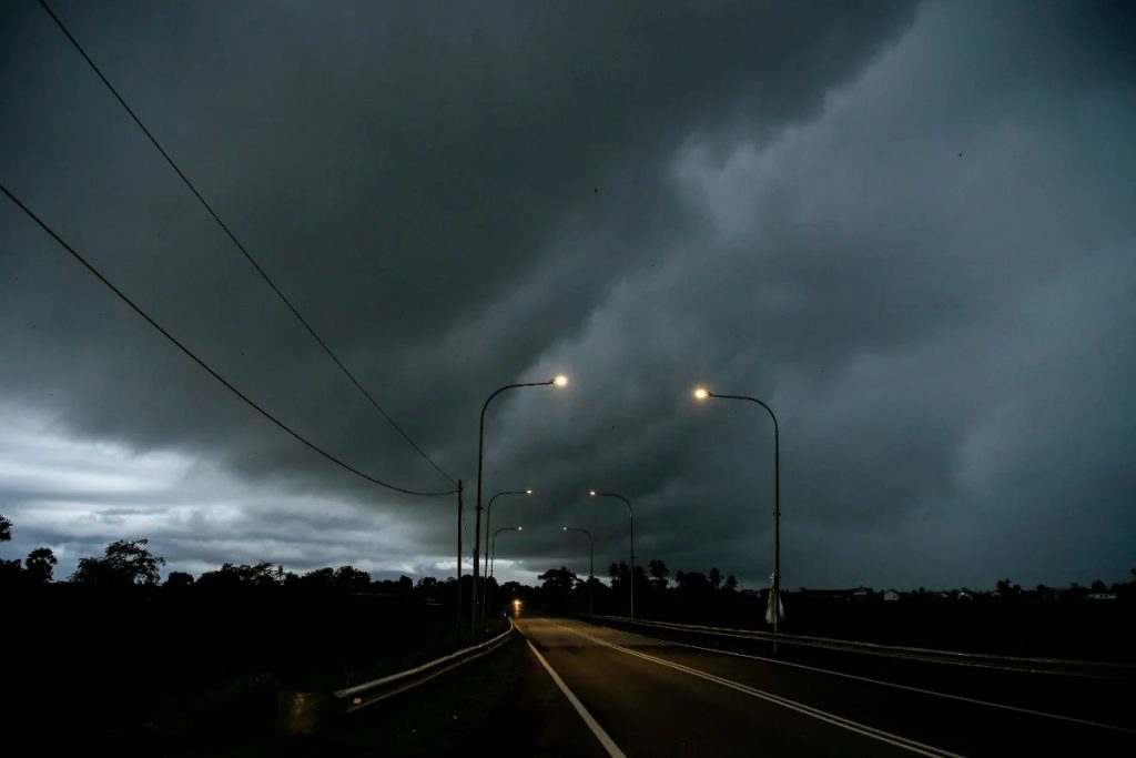 KUALA LUMPUR, Jun 15 -- The Malaysian Meteorological Department (MetMalaysia) has issued a warning of thunderstorms, heavy rain and strong winds in nine states and the Federal Territory of Kuala Lumpur until 6pm this evening. MetMalaysia in a statement announced that the bad weather is predicted to occur throughout the states of Perlis, Kedah involving Langkawi, Kubang Pasu, Kota Setar and Pokok Sena, as well as Terengganu (Besut, Setiu, Kuala Nerus, Hulu Terengganu, Kuala Terengganu, Marang and Dungun).  Similar weather is also expected to hit Pahang (Raub, Bentong, Temerloh, Bera and Rompin), Selangor (Hulu Selangor, Gombak and Hulu Langat) and Negeri Sembilan (Jelebu, Kuala Pilah, Jempol and Tampin). For Johor, the areas expected to be affected are Segamat, Batu Pahat, Kluang, Mersing, Pontian, Kulai, Kota Tinggi and Johor Bahru. Meanwhile, in Sarawak, the warning covers Sri Aman (Sri Aman), Betong, Sarikei, Sibu (Sibu and Selangau), Mukah, Bintulu (Tatau and Bintulu), Miri (Subis and Marudi) and Limbang. In Sabah, bad weather is expected to occur in the Interior (Keningau and Tambunan), West Coast, Tawau (Tawau, Kunak and Lahad Datu) and Sandakan (Sandakan). -- BERNAMA