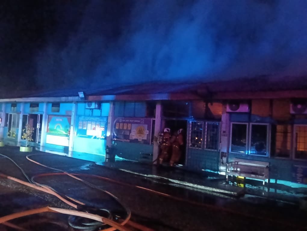SHAH ALAM, June 22 -- Two rooms at Sekolah Kebangsaan (SK) Parit Serong in Tanjung Karang, near Kuala Selangor, were damaged in a fire shortly after midnight today, but no casualties were reported. Selangor Fire and Rescue Department assistant director of operations Ashrul Riezal Asbar said the department received an emergency call at 12.50 am, and a team from the Tanjung Karang station arrived at the scene at 1.01 am. He said the operation was also assisted by personnel from the Kuala Selangor and Sungai Besar stations, involving a total of 13 personnel and three fire engines. "The fire involved an administration office and the resource unit room measuring 18.3 by 7.6 metres. It was brought under control at 1.13 am," he said in a statement. The cause of the fire had yet to be ascertained, he said. -- BERNAMA