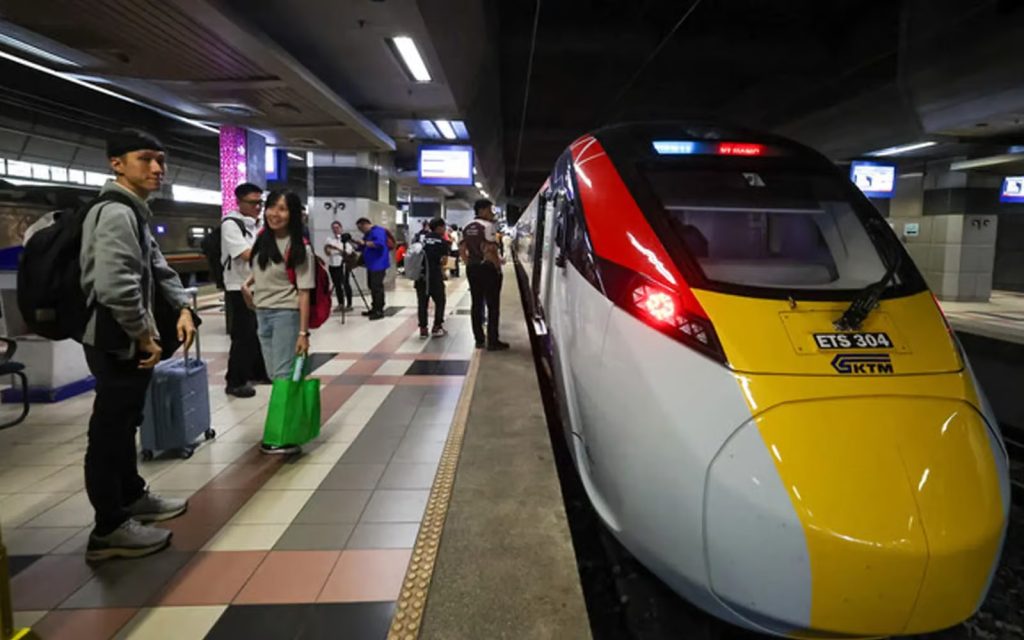 KUALA LUMPUR, June 25 -- Starting this Sunday, Keretapi Tanah Melayu Berhad (KTMB) will offer promotional fares for the Southern Shuttle service covering the Kempas Baru-Pasir Gudang and Kulai-JB Sentral routes. KTMB Group chief executive officer Datuk Azlan Shah Al Bakri said the promotion is an effort to encourage more people to choose rail transport as a more comfortable, faster, and cost-effective daily transportation mode. "The provision of this promotional fare is part of KTMB's commitment to supporting the government's aspiration to encourage the shift of users from private transportation to public transportation through the Road to Rail initiative. "For example, passengers on the Kulai-JB Sentral route will enjoy a fare as low as RM5.10 compared to the original rate of RM10.20, while passengers on the Kempas Baru-Pasir Gudang route only need to pay RM3.50 compared to the original fare of RM7," he said in a statement today. Azlan Shah said that the implementation of the promotional fare is also part of the government's ongoing efforts to ensure that the benefits of rail public transportation can be enjoyed by more people, especially daily commuters who travel between residential areas, city centres, and workplaces in the Johor Bahru, Kulai, and Pasir Gudang corridor. The Southern Shuttle service launched on June 16 is a government initiative to enhance connectivity and mobility for the people of Johor through two main routes, namely Kulai-JB Sentral-Kulai and Kempas Baru-Pasir Gudang-Kempas Baru. The government also introduced the MADANI Southern Shuttle Commuter card, with 3,000 cards worth RM50 distributed for free, allowing passengers to access the Southern Shuttle service without limits. Azlan Shah said KTMB will continue to be committed to strengthening the national rail service by providing quality, safe, and competitive services in line with the aspiration to enhance the use of public transportation and support the national sustainable mobility agenda. Further information regarding the travel schedule, fares, and ticket purchases can be found via the KITS Style app, the official KTMB website, or the company's official social media channels. -- BERNAMA 