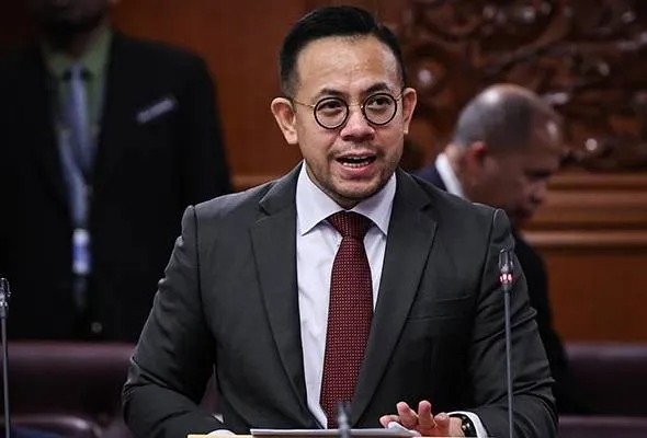 KUALA LUMPUR: The Ministry of Entrepreneur and Cooperative Development (KUSKOP) is spending almost RM3 billion to implement various specific programmes to empower Bumiputera entrepreneurs from 2023 to 2025. Minister of Entrepreneur and Cooperative Development Steven Sim said the effectiveness of the spending was measured through several outcome indicators, including an increase in sales of at least 20 percent among participants and 150 companies successfully increasing their business size. "Regarding the government's return on investment , the ministry measures the effectiveness of empowerment programs and overall spending from various outcome indicators or tangible results for participants," he said. Steven said this when answering a supplementary question from Datuk Seri Dr Zaliha Mustafa (PH-Sekijang) regarding the allocation spent by KUSKOP for the Bumiputera empowerment programme and the return to the government measured through job creation during the question and answer session in the Dewan Rakyat today. According to him, for the first five months of this year, the ministry has approved financing worth RM5 billion which has benefited almost 180,000 entrepreneurs of various races and business categories nationwide. He said for the period 2025 to May 2026, specific programmes for Bumiputera entrepreneurs through agencies under KUSKOP have approved financing totaling RM1.407 billion to more than 53,000 Bumiputera entrepreneurs. "Of that total, 11,469 Bumiputera youth received benefits with an allocation of more than RM251 million," he said. Steven said the ministry also implemented elements of halal industry development through various programs through its agencies to help entrepreneurs obtain halal certification to expand the market. Regarding Datuk Mas Ermieyati Samsudin's (PN-Masjid Tanah) proposal regarding a national database system or single window mechanism for coordinating assistance to micro, small and medium enterprises (PMKS), Steven said KUSKOP had appointed SME Corp Malaysia as the coordinating agency. "SME Corp is being used as a one-stop centre to coordinate in terms of financing, grants, funds and other support systems. SME Corp also plays a role in facilitating the provision of information, channeling applicants and PMKS to the appropriate agencies," he said. Steven said KUSKOP was also implementing an initiative to develop a website or portal as a one-stop centre to list various types of support provided by more than 60 government agencies. -- BERNAMA