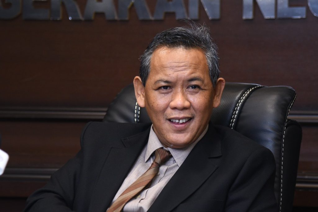 KUALA LUMPUR: The dissolution of the Negeri Sembilan State Legislative Assembly (DUN) is seen as the best step to enable the people to determine a new government with a clear mandate and strong support to govern the state. Political columnist and analyst Dr Ahmad Zaharuddin Sani Ahmad Sabri said Menteri Besar Datuk Seri Aminuddin Harun's decision to request the dissolution of the state assembly was probably made because the Negeri Sembilan Pakatan Harapan (PH) chairman believed that the state government needed to have comprehensive support to ensure that the administration could run smoothly. He said if a government feels it no longer has sufficient mandate, it is better for the mandate to be returned to the people to make decisions. "He (Aminuddin) felt it was necessary for the government to run smoothly to administer the state in good conditions and since he felt he did not receive a comprehensive mandate, it was better for the state assembly to be dissolved and the mandate given back to the people." "The people can determine the better party to form a new government, one that receives a new mandate and strong support from the State Assemblymen (ADUNs), so that the existing government is more solid and strong," he told Bernama TV on Friday. The Negeri Sembilan State Assembly, which has 36 seats, was officially dissolved today to make way for the 16th State Election (PRN). Aminuddin announced this at a special press conference at his official residence last night, after receiving the approval of the Yang Dipertuan Besar of Negeri Sembilan Tuanku Muhriz Tuanku Munawir, thus ending speculation over the dissolution of the state assembly over the past few weeks. Meanwhile, Ahmad Zaharuddin Sani said that even though an institution is still functioning, the situation should not continue if the government does not receive solid support from the assemblymen. Commenting on the role of the state government after the dissolution of the state assembly, he said the interim government had limited powers and could only continue matters that had been approved previously. He said the caretaker government cannot present a new budget or increase allocations to any party during that period, but instead only carry out existing administrative affairs until a new government is formed after the election. In the 15th general election, the PH and Barisan Nasional (BN) coalition succeeded in forming the government in Negeri Sembilan when it controlled 31 out of 36 state seats, with PH and BN winning 17 and 14 seats respectively, while Perikatan Nasional (PN) won five seats. -- BERNAMA