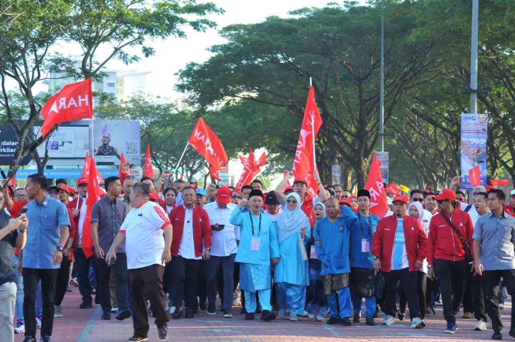 JOHOR BAHRU, JUNE 27 -- Parti Keadilan Rakyat (PKR) vice-president Datuk Seri Amirudin Shari and Pakatan Harapan (PH) secretary-general Datuk Seri Saifuddin Nasution Ismail arrived at the Bandar Dato' Onn National Secondary School candidate nomination centre here at 8.14 am. Amirudin and Saifuddin Nasution, who are PKR's Joint Election Directors, accompanied PH candidate for the Puteri Wangsa State Legislative Assembly (DUN) Maszlee Malik.v About 100 supporters were also present to accompany Maszlee. The state constituency has a total number of voters of 128,723, which includes 128,525 regular voters and 198 early voters involving police officers and spouses. -- BERNAMA