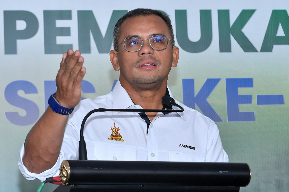 SHAH ALAM,JUNE 19 -- The Selangor State Government announced the second phase of the Selangor Resilience Strengthening Package, comprising 15 initiatives with an allocation of RM209.26 million as a strategic step to address the global energy crisis following the situation in West Asia. Menteri Besar Datuk Seri Amirudin Shari said the initiative outlined did not only involve cash assistance but also holistic economic empowerment measures, so that the revenue generated by the state could be used by the entire community. He said the package was drawn up after the state government examined the impact of the crisis on several key sectors of the state's economy, particularly logistics, manufacturing and construction. Amirudin said based on data from the Social Security Organisation (Socso), of the 10,869 Selangor residents who lost their jobs from January to May 2026, 23.45 percent or 2,549 individuals were involved in the retail industry, while 21.3 percent or 2,316 individuals were in the manufacturing sector. "If we look deeper, of the 10,869 figure I mentioned earlier, 40 percent are workers at the management and professional levels, while the rest are workers at the technician, salesperson or machinery operator levels. "This situation has prompted the state government to protect the retail sector and offer transition options to workers who have lost their livelihoods, to venture into entrepreneurship as well as opportunities to improve their capabilities and skills," he said. He said this when presenting the Selangor Resilience Strengthening Package at the Fourth Term Special Meeting at the Selangor State Legislative Assembly (DUN), here today. Amirudin said among the initiatives announced today were the Reduction in Rental Rates for Local Authority Premises, involving an allocation of RM4.5 million, the Selangor Penyayang Project (RM14 million), Selangor Advance (SA500) (RM100 million), Entrepreneur Quick Fund Financing (RM20 million), Selangor Entrepreneur Recovery Initiative and PLATS Career Transition (RM4 million). In addition, the Selangor Career Programme (RM1.5 million), Selangor Agropreneur Assistance (RM6 million), Selangor Smart Rent Moratorium (RM2.22 million), State Government Housing Loan Moratorium (RM2.54 million), Selangor Agri-Entrepreneur Resilience Financing (RM7 million), Selangor Scholarship (RM17 million), Teraju IKTISASS (RM20 million), Mama Kerja (RM5 million) and 100 percent Assessment Tax Rebate (RM5.5 million). "Overall, RM209.26 million has been allocated for Phase 2, while the ongoing programs in Phase 1 cost RM145.8 million." “… this brings the total allocation for the Selangor Resilience Strengthening Package for Phase One and Phase Two to RM355.06 million,” he said. Amirudin, when presenting the package, also called on all parties to remain united and work together to ensure the state's economy remains competitive and thus becomes one of the drivers of the country's economy, in weathering economic uncertainty following the global situation. "We need collaboration and unity among the people as a whole. We need to get rid of the spirit of contention or hostility that is inappropriate in this time of crisis and uncertainty." "This is the time for us to unite, join hands and see clearly how this solution is carried out, not for the government, not for the Menteri Besar but to ensure that this state remains a resilient state," he said. -- BERNAMA
