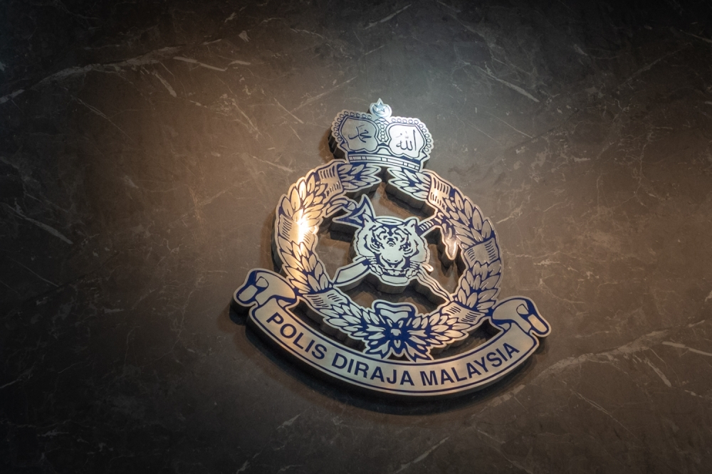 IPOH: Police are hunting a group of Indonesian men believed to be involved in robberies and housebreaking incidents around Ayer Tawar and Pekan Gurney, Manjung. Manjung District Police Chief, ACP Hasbullah Abd Rahman, said his department had received eight reports so far regarding the incident, which targeted houses on the edge of the forest and in remote areas. "The group is believed to consist of three to four suspects," he said in a statement here today. Hasbullah advised the public to ensure their homes are locked, enhance security features such as installing closed circuit television (CCTV) cameras and not keep large amounts of cash to avoid becoming targets of criminals. He asked those with information regarding the incident to come to the Manjung District Police Headquarters (IPD) or contact the operations room via 05-688 6222 or WhatsApp 017-682 8005 or the nearest police station to assist in the investigation. On June 1, Hasbullah said, the group is believed to have broken into the house of a woman in her 40s in Gurney Town and threatened the victim with a machete before making off with cash and jewellery estimated to be worth RM10,000. -- BERNAMA