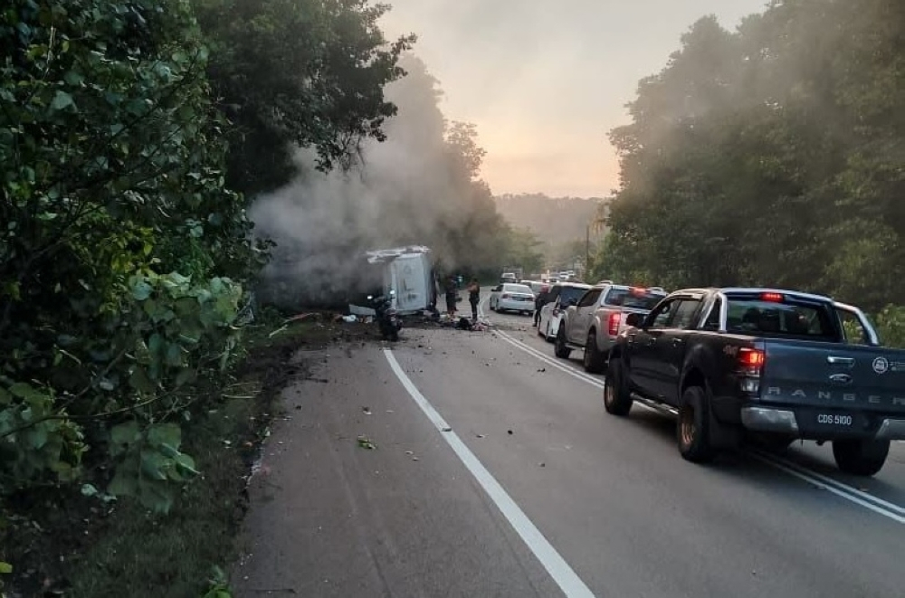 KUANTAN: A man was injured after the lorry he was driving loaded with hydrochloric acid overturned in Cherating, here this morning. Pahang Fire and Rescue Department (JBPM) Operations and Rescue Division Assistant Director Mohd Salahuddin Isa said his department received an emergency call regarding the incident at 7.32 am this morning. "The accident caused the lorry to leak in the tank and the acid liquid flowed into the mangrove swamp." "The fire department has taken action to create a water curtain to prevent the spread of acid vapors to the main road, with the amount of hydrochloric acid spilled estimated to be less than 1,000 litres," he said in a statement today. He said the Department of Environment (DOE) and related companies had been contacted to coordinate further actions, including the process of transferring chemicals to replacement lorries. "The operation was still ongoing as of 1.40pm today with close monitoring by the Hazardous Chemicals Special Team (HAZMAT) to ensure that the situation remains safe throughout the load transfer process," he said. Mohd Salahuddin said the lorry driver, in his 30s, was sent to Kemaman Hospital before the fire brigade arrived. -- BERNAMA