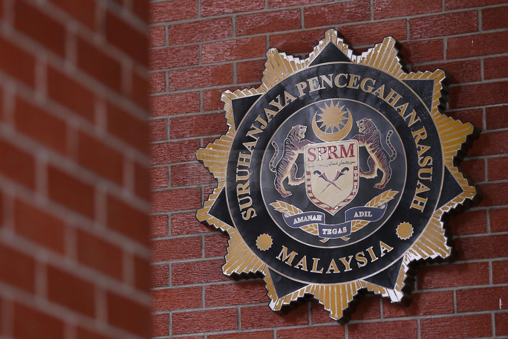 JOHOR BAHRU, June 25 -- The Malaysian Anti-Corruption Commission (MACC) will open five operations rooms across Johor to enable members of the public to submit information and complaints related to corruption and abuse of power during the state election. MACC said that the operations rooms will operate 24 hours a day, starting from nomination day on June 27 until polling day on July 11. It said that the five operations rooms will be located at the MACC Johor office in Tampoi, as well as MACC branch offices in Batu Pahat, Kluang, Segamat, and Mersing. “Members of the public may also channel complaints regarding corruption and abuse of power through the operations room's official email address: aduan.prnjohor2026@sprm.gov.my,” MACC said in a statement today. It also assured that every piece of information received will be investigated professionally and transparently, in accordance with the provisions of applicable laws. The commission further reminded all candidates and contesting political parties not to engage in any acts that violate the law, including provisions under the MACC Act 2009 and the Election Offences Act 1954 (Amendment 2012). The Election Commission (EC) has set July 11 as the polling day for the Johor polls, with nomination day on June 27 and early voting on July 7. -- BERNAMA