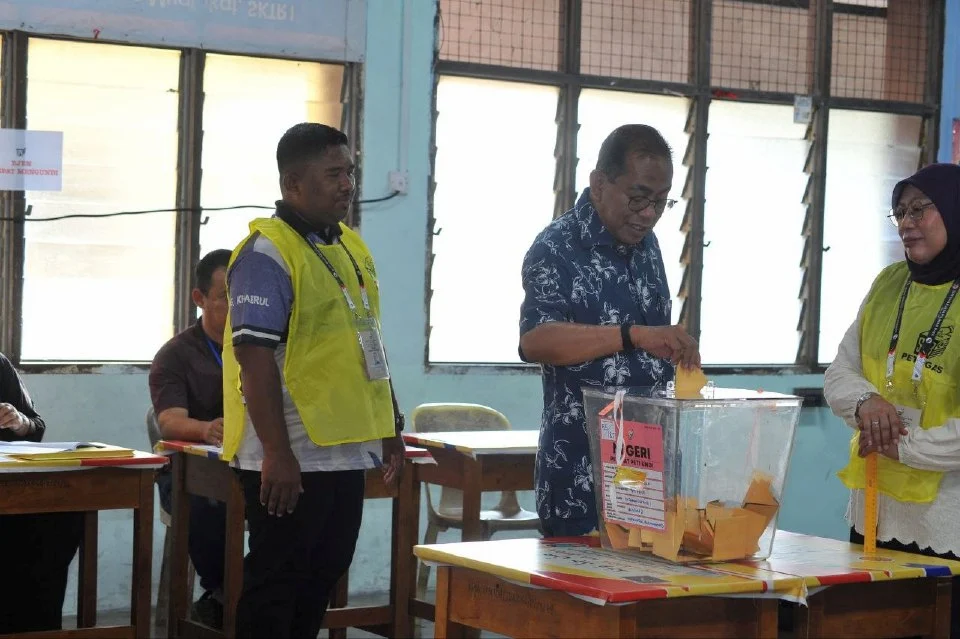 JOHOR BAHRU, July 11 – Several Cabinet ministers and deputy ministers were among the early voters as they fulfilled their civic duty in the 16th Johor State Election (PRN) on Saturday morning. Minister in the Prime Minister's Department (Law and Institutional Reform), Datuk Seri Azalina Othman Said, was among the first national leaders to cast her ballot, voting at 8.15am at Sekolah Kebangsaan Bandar Penawar in Pengerang. Defence Minister Datuk Seri Mohamed Khaled Nordin cast his vote at 8.30am at Sekolah Kebangsaan Rinting 1 in Masai. Plantation and Commodities Minister Datuk Seri Dr Noraini Ahmad also voted in the morning, casting her ballot at 8.50am at Sekolah Menengah Kebangsaan Dato' Onn in Batu Pahat. Meanwhile, Deputy Works Minister Datuk Seri Dr Ahmad Maslan completed his voting process at 8.40am at Sekolah Kebangsaan Seri Bahagia in Benut. Deputy Communications Minister Teo Nie Ching cast her vote at 9.30am at Sekolah Jenis Kebangsaan Cina Kulai Besar, about 10 minutes after arriving at the polling centre. Polling for the 16th Johor State Election began simultaneously at 8.00am, with 1,076 polling centres and 4,889 polling streams opened across the state to enable voters to elect a new state government for the next term. The voting process, involving more than 2.7 million registered voters, is scheduled to continue until 6.00pm, following the conclusion of the 14-day election campaign at midnight on Friday. -- MINUTESMY