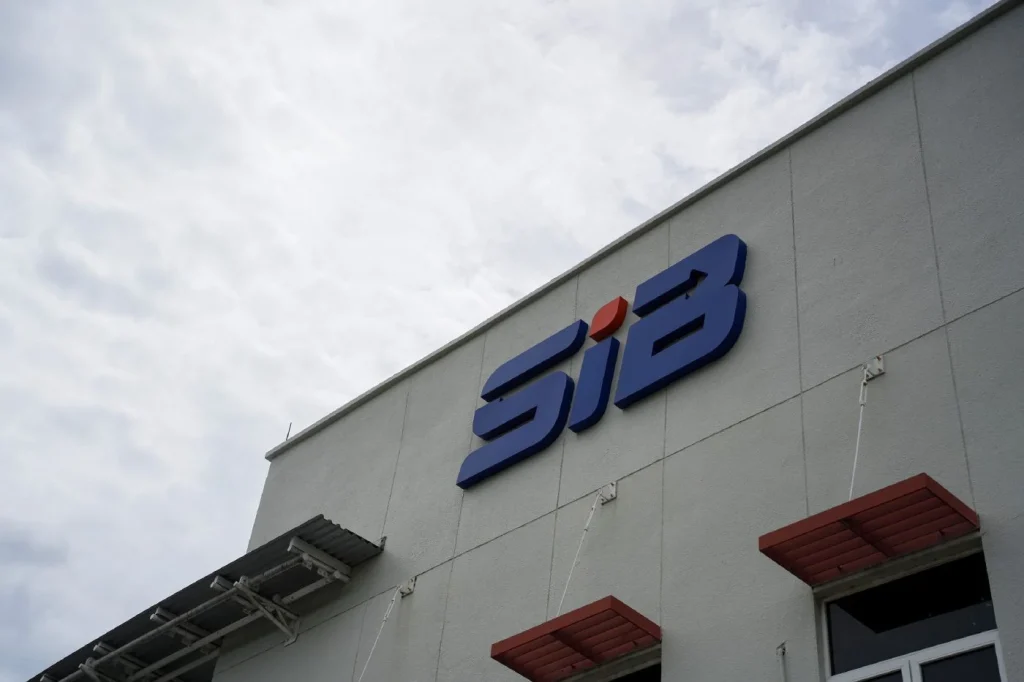 KUALA LUMPUR: Sapura Industrial Bhd (SIB) has submitted a proposal to sell two adjacent industrial land plots in Bandar Baru Bangi, Selangor to Zeito Plastic Components Sdn Bhd (ZPC) for a cash consideration of RM42.33 million. Two vacant industrial land plots, measuring 40,964 square metres (4.096 hectares), comprising Lot 48474 and Lot 48475, both with a 99-year lease term expiring on 18 July 2103. In a filing to Bursa Malaysia today, the automotive component manufacturer said it had entered into a sale and purchase agreement (SPA) with ZPC on July 1 following receipt of an offer letter on June 8. "Initially, the property was taken over by SIB to expand its factory located in Bandar Baru Bangi. "However, after considering steps to expand the existing factory to be closer to the group's customers, the board of directors believes the proposed sale is timely." "The proposed sale allows the group to leverage the value of its non-core assets at current value and convert them into liquid funds for more productive operational use," he said. According to SIB, the sale consideration was negotiated on a mutual consent basis between the buyer and seller after taking into account the free market valuation of RM40.60 million as at 30 April 2026, the original investment cost of RM12.10 million and the aggregate net book value of RM9.10 million as at 31 January 2026. According to the notice, it expects to recognise a pro forma net profit of approximately RM29.14 million from the proposed sale. He said the proposed sale is subject to shareholder approval at an extraordinary general meeting and other related approvals, if required. SIB said none of its directors, major shareholders and individuals connected with the company have any direct or indirect interest in the proposed sale. "The board of directors, after considering all aspects of the proposed sale, is of the opinion that the proposed sale is in the best interests of the company," he said. According to SIB, subject to unforeseen circumstances, the transaction is expected to close in the first half of 2027. -- BERNAMA