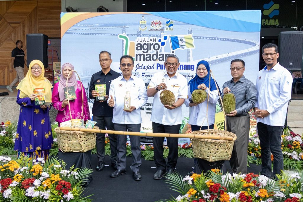 KUALA LUMPUR, July 1 -- The Federal Agricultural Marketing Authority's (FAMA) Agro MADANI Sales (JAM) programme recorded sales of RM46.72 million through 1,833 programmes held nationwide between January and May this year. FAMA said the achievement reflected the agency's commitment to strengthening the nation's agri-food marketing chain while expanding market opportunities for entrepreneurs and improving consumers' access to fresh, quality produce at affordable prices. The agency said this in a statement issued in conjunction with the Penang edition of the JAM programme, organised by FAMA in collaboration with the Penang government at the FAMA headquarters in Selayang on Monday. Also present at the event were FAMA director-general Abdul Rashid Bahri and Penang State Economic Planning Division secretary Kamarul Azlan Mustaffa. The Penang edition was the third JAM programme organised in Selangor and is expected to attract 2,000 visitors, with a sales target of RM100,000. FAMA said 45 sales lots were made available, involving 30 entrepreneurs from Penang offering a wide range of quality agri-food products to consumers. "The platform serves as a medium to promote and enhance the marketability of entrepreneurs' products, while creating wider marketing networks and generating higher sales returns for them," it said. The programme also received support from Penang Rural Development, Agrotechnology, Food Security and Cooperatives Committee Exco Datuk Rashidi Zinol through a joint entrepreneurship development initiative with the Penang Bumiputera Development Council. FAMA said the initiative aims to strengthen the development of local entrepreneurs while helping to expand the market reach of products from Penang-based entrepreneurs. The programme featured a variety of daily necessities at affordable prices, while enabling consumers to purchase directly from growers and producers products such as Balik Pulau premium durians, Black Thorn, Red Prawn and Hor Lor durian varieties, as well as Cempedak King. Visitors also had the opportunity to purchase agro-based products and agri-food items produced by Penang entrepreneurs, while enjoying iconic state delicacies such as nasi kandar, Penang laksa, char kuey teow, mee sotong and air sarbat.   -- BERNAMA   