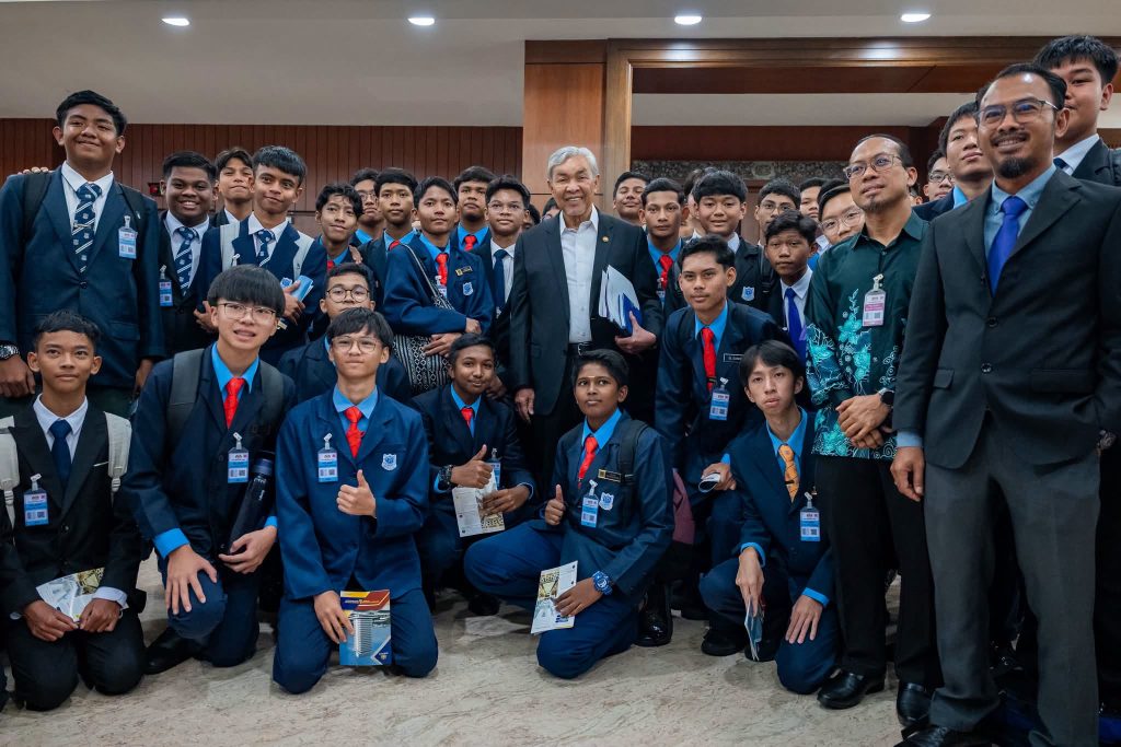 KUALA LUMPUR, JUNE 1 -- Deputy Prime Minister Zahid Hamidi expressed his delight after having the opportunity to meet a group of students from Sekolah Tinggi Muar who were on a study visit to the Parliament of Malaysia. During a brief encounter while on his way to the Dewan Rakyat, Zahid said he was approached by the students, who appeared excited to learn more about the country’s parliamentary institution. “I was very pleased to see their enthusiasm in understanding the functions and roles of Parliament. We had a short conversation and took a commemorative photo together,” he said. He described such study visits as an important platform in nurturing interest and understanding among young people about the nation’s democratic system. According to him, early exposure of this kind could help produce future leaders who will continue the excellence of Muar, Johor, and Malaysia as a whole. “God willing, from visits like these, young people will emerge who will lead, serve, and continue the nation’s excellence in the future,” he added. -- MINUTESMY