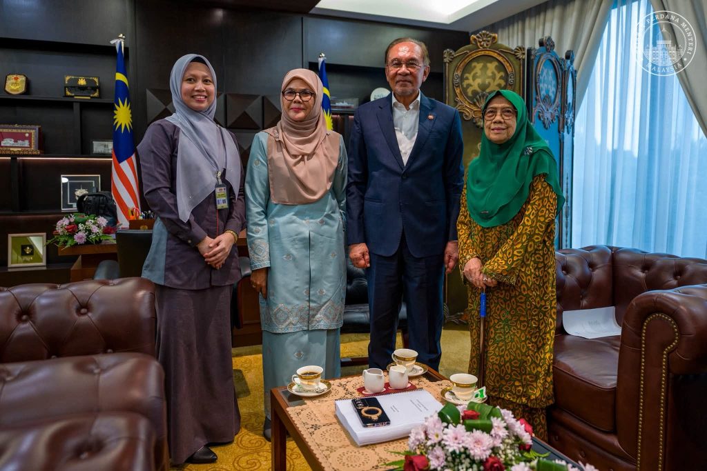 KUALA LUMPUR, JULY 1 -- Prime Minister Datuk Seri Anwar Ibrahim has expressed his appreciation after being given the opportunity to review the manuscript of an upcoming book titled “Anwar Ibrahim’s Ideas in Civilisation of the Nation’s Culture.” The Prime Minister said he was pleased with the involvement of renowned academic figure and Malay language expert, Professor Emeritus Datuk Dr. Nik Safiah Haji Abdul Karim, in refining and developing the content of the book, which is currently in preparation. The book is authored by Professor Dr. Salinah binti Ja’afar, a lecturer and linguistics expert from the Academy of Malay Studies, Universiti Malaya. According to Anwar, he was extensively interviewed by both academics, covering various aspects of his thoughts, experiences, and perspectives on life and nation-building. Anwar Ibrahim expressed gratitude to the authors for their efforts in documenting and analysing his ideas and worldview, which are shaped by years of experience, reading, and public service. He also voiced hope that the manuscript will be completed soon and serve as an important reference for future generations, particularly in strengthening national development, cultural civilisation, and values of self-identity for the benefit of society. The book is expected to contribute to academic and public discourse on Malaysia’s cultural and intellectual development. -- MINUTESMY