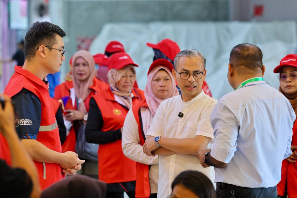 JOHOR BAHRU, July 8 — Communications Minister Fahmi Fadzil has voiced his support for Arthur Chiong, the Pakatan Harapan (PH) candidate for the Bukit Batu state seat, during a brief visit to Johor Bahru yesterday. Fahmi said he took the opportunity to meet Arthur Chiong, who is also the incumbent assemblyman for Bukit Batu, while in the city. Describing Arthur as a young and energetic candidate, Fahmi praised his enthusiasm and said the PH candidate has many ideas to continue serving the people and driving the development of the Bukit Batu constituency. Fahmi also encouraged voters to support Pakatan Harapan in the Johor state election, reiterating the coalition's campaign message, "Johor Forward, Vote Harapan." Campaign activities have intensified across Johor as political parties continue to engage voters ahead of polling day. -- MINUTESMY