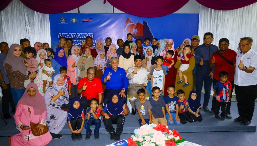 JOHOR BAHRU, July 3 – Deputy Prime Minister Datuk Seri Dr. Ahmad Zahid Hamidi today visited the Bangsa Johor KEMAS Preschool at Larkin Court together with Johor Menteri Besar Datuk Onn Hafiz Ghazi to observe the implementation of an early childhood education approach designed for children in the state. Ahmad Zahid said he was proud that the Community Development Department (KEMAS) had been entrusted to become part of the Bangsa Johor Pioneer School (SRBJ) ecosystem through the establishment of the Bangsa Johor KEMAS Preschool, describing it as the first initiative of its kind in Malaysia. He said the preschool was established as a continuation of the vision of Tunku Mahkota Ismail, Regent of Johor, to strengthen the state's early childhood education system with a more progressive and future-oriented approach. According to Ahmad Zahid, the initiative places strong emphasis on English language proficiency, the integration of technology in learning, and modern pedagogical methods that are aligned with future educational needs. "This initiative reflects the strong collaboration between the Johor State Government and the Federal Government in ensuring that children in Johor receive quality early education and are well prepared to face future challenges," he said. Ahmad Zahid stressed that the progress of a state begins with the education of its younger generation, adding that investment in early childhood education is essential to producing knowledgeable, ethical and competitive future leaders. He also expressed hope that more Bangsa Johor KEMAS Preschools would be established across the state, enabling more children to benefit from the initiative. "This effort not only strengthens the educational foundation of Johor's children but also represents a long-term investment in building a brighter future for Bangsa Johor," he added. -- MINUTESMY