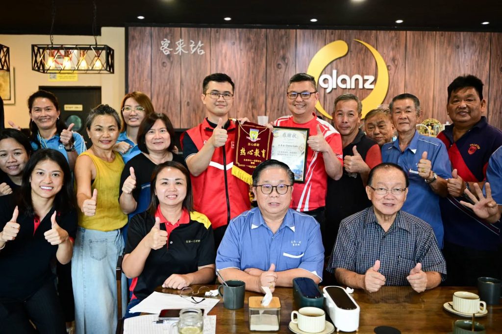 JOHOR BAHRU, JULY 3 -- Bukit Batu assemblyman Arthur Chiong Sen Sern today held a media interview session and informal engagement with Greenpeace representatives as well as residents of Ulu Choh, Bukit Batu. He expressed appreciation to local traders, residents, and community members for warmly receiving the visit. According to him, such engagements provide an important opportunity to listen directly to the views, hopes, and needs of the people on the ground. He added that Bukit Batu is not just a geographical area, but a community strengthened by a spirit of unity and togetherness. He also reaffirmed his commitment to continue engaging with the public, listening to their concerns, and working towards positive change for the community. -- MINUTESMY --SOURCE: FB Arthur Chiong Sen Sern