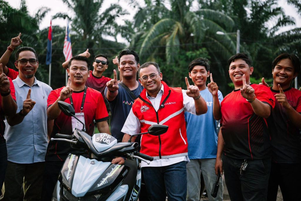 PONTIAN, July 4 — Selangor Menteri Besar Amirudin Shari campaigned in Pulai Sebatang on Saturday, throwing his full support behind Pakatan Harapan (PH) candidate Haniff Hosman in the Johor state election. Speaking during a campaign programme at Kampung Jawa Ulu, Amirudin described Haniff as a longtime friend whom he has known since their school days, saying their longstanding friendship has given him first-hand knowledge of Haniff's character, dedication and commitment to public service. Amirudin said Haniff, who serves as the KEADILAN Pontian Division Chief, has spent years assisting local communities and addressing the concerns of residents. He added that despite finding success as an entrepreneur and graduating from Universiti Teknologi MARA (UiTM), Haniff chose to return to his hometown to serve the people of Pontian because he believes the district deserves greater development and opportunities. Expressing confidence in Haniff's leadership, Amirudin said the PH candidate possesses the determination, experience and commitment needed to represent the people of Pulai Sebatang effectively in the Johor State Legislative Assembly. He also called on voters in Pulai Sebatang to unite behind Haniff and Pakatan Harapan, expressing optimism that strong public support would translate into victory for the coalition in the Johor state election. -- MINUTESMY