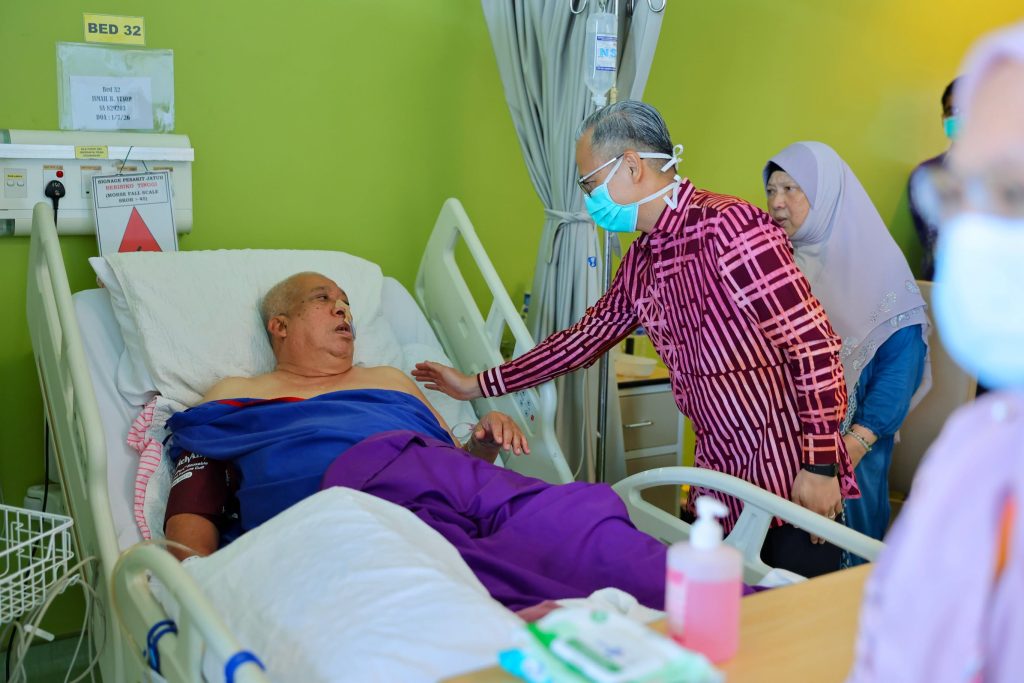 SHAH ALAM, 2 July — Communications Minister Fahmi Fadzil today visited Datuk Ismail Yusop, fondly known as Tok Abah, the former Director-General of the Department of Special Affairs (JKOM), who is currently receiving treatment at Shah Alam Hospital. During the visit, Fahmi conveyed his well-wishes for Tok Abah’s continued strength and expressed hope that he would be granted ease in all medical treatment and a swift recovery, Insya-Allah. He also acknowledged Tok Abah’s long-standing service and contributions during his tenure in public service, noting that his dedication will continue to be remembered and appreciated. Fahmi further extended his appreciation to the management and staff of Shah Alam Hospital for their commitment, care, and professionalism in providing the best possible treatment to patients. -- MINUTESMY