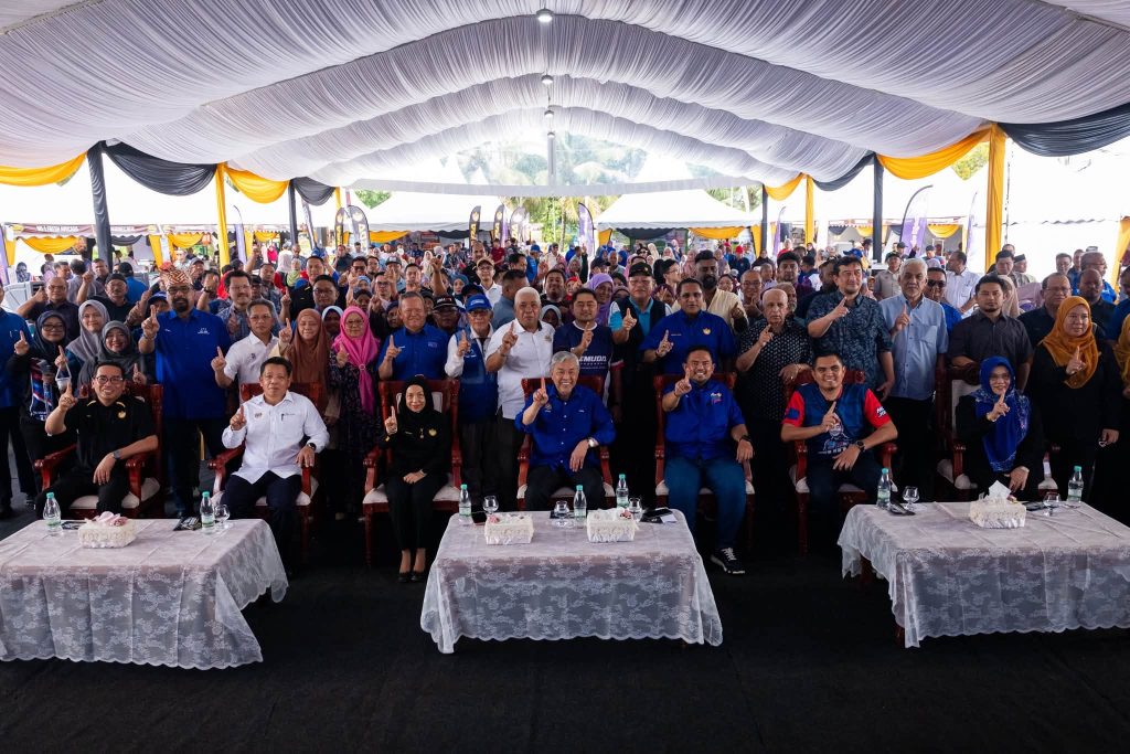JOHOR BAHRU, July 4 – Deputy Prime Minister Ahmad Zahid Hamidi reaffirmed the government's commitment to empowering smallholders through various initiatives under the Rubber Industry Smallholders Development Authority to improve incomes and strengthen the rural economy. He said this while officiating the RISDA Agromajestic Johor 2026 programme, which brought together smallholders and members of the local community in Johor. According to Zahid, the government's initiatives, including positioning RISDA as the country's rubber "anchor buyer", have begun to yield positive results, with rubber prices now reaching one of their strongest levels in the past decade. He said the initiatives have benefited more than 508,000 smallholders nationwide by ensuring they receive better returns for their hard work. Zahid also noted that RISDA's role is no longer focused solely on the rubber industry. Instead, the agency is expanding its efforts by developing underutilised land for the agro-food and agricultural sectors. He said the move aims to strengthen Malaysia's food security, reduce dependence on imported food, and create more income-generating opportunities for rural communities. The Deputy Prime Minister stressed that the government will continue to ensure RISDA remains an agency dedicated to safeguarding the welfare of smallholders while strengthening the rural economy for the benefit of Johor and the nation as a whole. He added that empowering the agricultural sector and supporting smallholders will remain among the government's key priorities in promoting inclusive and sustainable economic prosperity across Malaysia. -- MINUTESMY