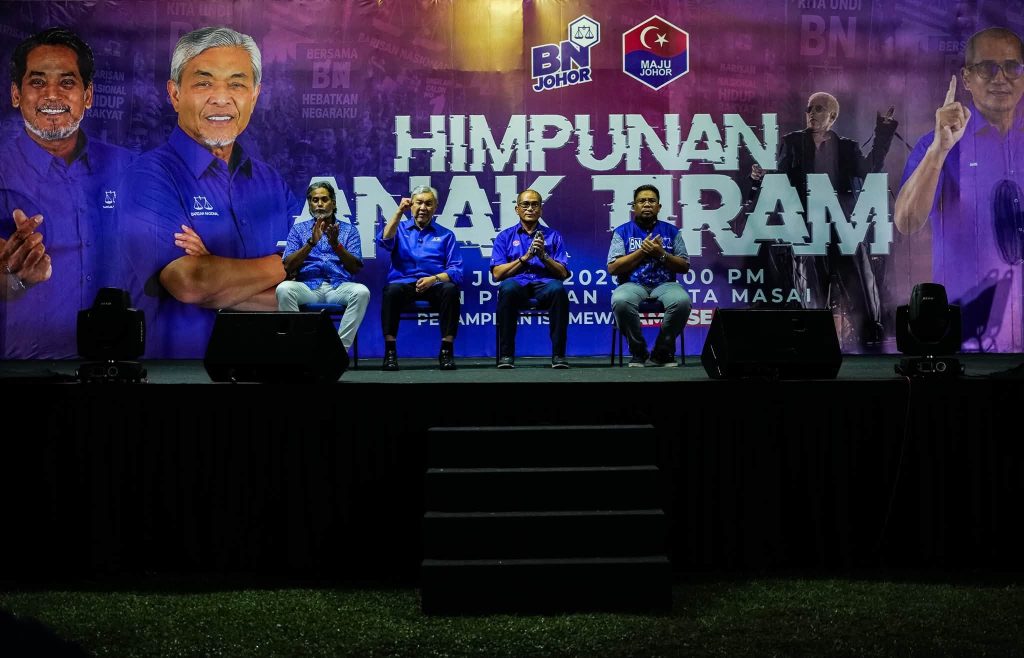 TIRAM, JOHOR – A sea of blue flags reflected a strong spirit of unity among the people of Tiram during a community engagement session held despite brief rain showers last night. UMNO President Ahmad Zahid Hamidi attended the event together with Barisan Nasional candidate for the Tiram state seat, Datuk Abdul Halim Suleiman, along with several party leaders including Khairy Jamaluddin and UMNO Tebrau Division Deputy Chief, Tuan Haji Azizul Bachok. The programme focused on a meet-and-greet session, where leaders engaged directly with local residents and listened to their views and concerns. Despite the unpredictable weather, turnout remained strong, reflecting continued support for ongoing efforts to engage with the grassroots community in the area. In his remarks, Zahid expressed appreciation for the warm reception, describing such unity as an important foundation in strengthening development initiatives and ensuring the well-being of the Johor community. He also emphasised that a people-centred approach will remain a priority in strengthening ties between leaders and local communities. -- MINUTESMY