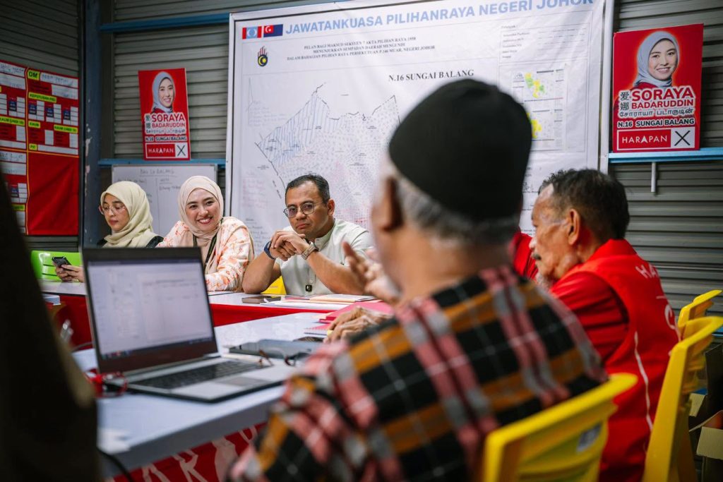 SHAH ALAM, JULY 3 -- Selangor Menteri Besar Amirudin Shari said he made a brief visit to the Main Operations Room (BGU) for DUN N.16 Sungai Balang, located about two kilometres from the area. He said the visit was an opportunity to check on the welfare of party workers and to boost the morale of the campaign machinery, which is actively working throughout the election period to seek support from voters. He also expressed hope that Pakatan Harapan candidate for DUN N.16 Sungai Balang, Soraya Badarudin, would be given a mandate by voters to serve as a strong voice for youth in the Johor State Legislative Assembly. -- MINUTESMY