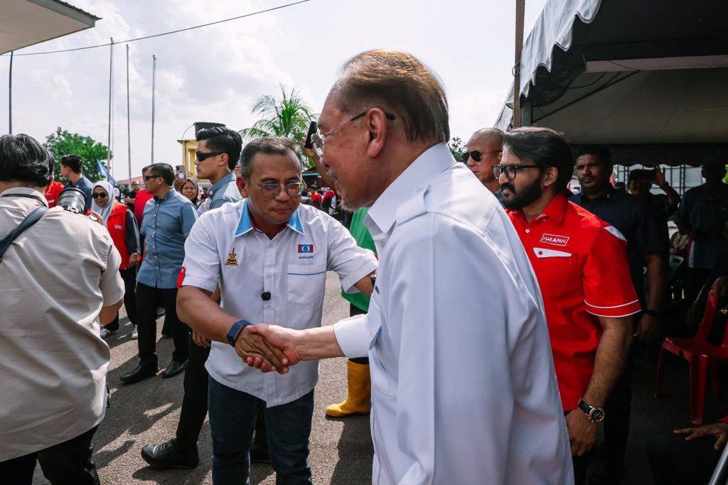 FELDA PALONG, JULY 6 -- Chief Minister of Selangor, Amirudin Shari, has reaffirmed Pakatan Harapan’s (PH) commitment to creating more high-paying job opportunities, particularly for young people in Johor, in an effort to reduce their need to seek employment across the border. He said this while attending the Jelajah Harapan FELDA Programme together with Prime Minister Anwar Ibrahim at Felda Palong, as part of a series of outreach programmes engaging with FELDA communities. Amirudin said the scorching hot weather did not dampen the enthusiasm of supporters who patiently gathered from early on to listen to the leadership’s address. He described the turnout as a strong sign of continued support for the government’s development agenda. In his brief speech, he reiterated PH’s commitment to strengthening Johor’s economy by creating quality employment opportunities, especially for the younger generation, so that they would no longer need to migrate or cross the causeway in search of better income. “It is time we provide these high-paying job opportunities to ensure Johor’s youth can build their future in their own state,” he said. He also urged voters to continue supporting Pakatan Harapan in order to sustain the state’s development agenda. “Vote HARAPAN, Johor ahead,” he added. -- MINUTESMY
