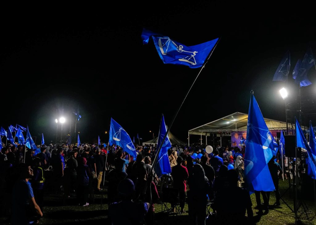 KUALA LUMPUR, JULY 6 -- Datuk Seri Ahmad Zahid Hamidi has praised the unwavering commitment of Barisan Nasional (BN) supporters after a week of campaigning for the Johor state election, describing their dedication as a key strength in the coalition's campaign efforts. The BN Chairman said he was proud to witness supporters from all racial backgrounds working tirelessly, both on the ground and through digital platforms, to help secure victory for BN candidates in the upcoming polls. Zahid called on campaign workers to continue engaging with voters in a respectful and responsible manner by highlighting the strengths of BN candidates and presenting the coalition's policy offers to the people. He stressed the importance of maintaining good manners throughout the campaign, noting that Johor voters are closely observing the conduct and character of political parties during the election period. With only a few days remaining before polling day, Zahid also reminded supporters to take care of their health while carrying out campaign activities. Expressing hope for a positive outcome, he prayed that Allah SWT would grant strength, ease all campaign efforts, and bless BN with the best possible victory for the people of Johor. -- MINUTESMY