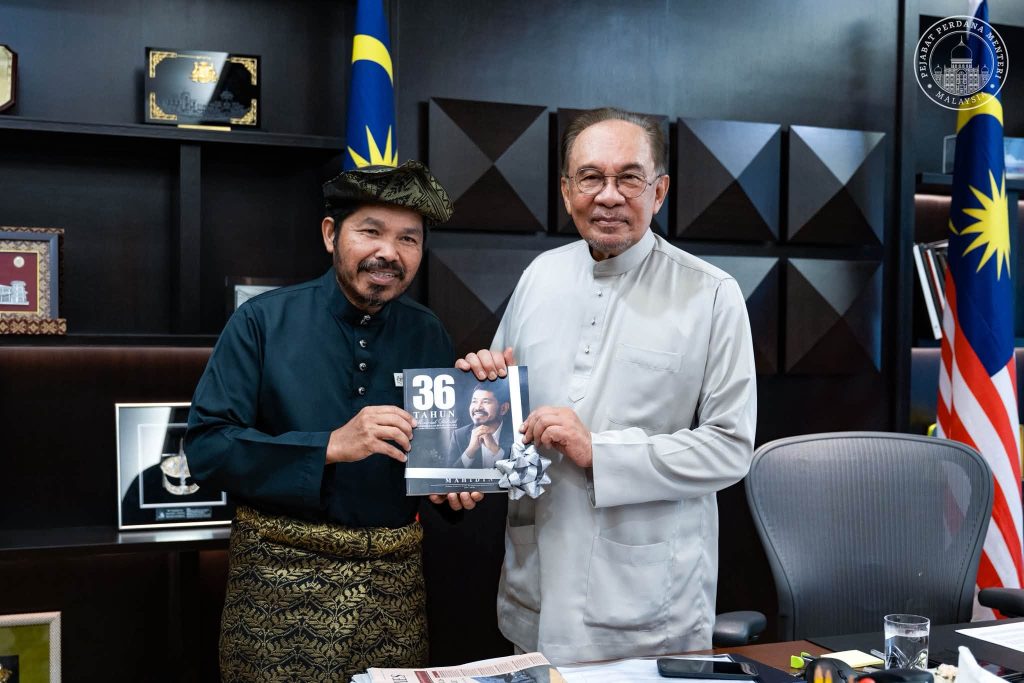 KUALA LUMPUR, July 3 — Prime Minister Anwar Ibrahim today received a farewell courtesy visit from Dato' Sri Dr. Mohd Uzir Mahidin ahead of his mandatory retirement as Chief Statistician of Malaysia on July 8. Anwar expressed his appreciation for Mohd Uzir's dedicated service and commitment in strengthening Malaysia's national statistical institutions, describing reliable and credible statistics as a vital foundation for evidence-based policymaking and the country's long-term development planning. The Prime Minister also thanked Mohd Uzir for his contributions throughout his tenure and wished him continued success and good health in his future endeavours. -- MINUTESMY