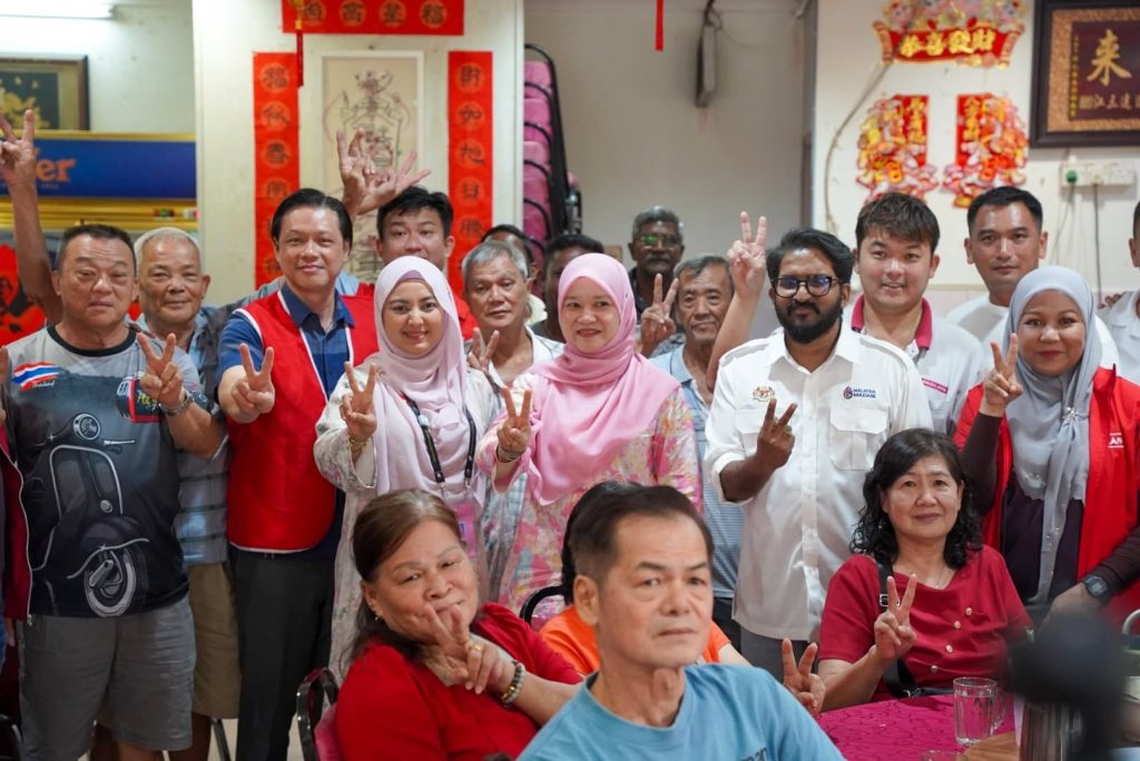 Batu Anam, Johor – Deputy Minister of National Unity, YB Yuneswaran Ramaraj, said that continuous community engagement remains an important approach in strengthening unity and understanding among Malaysia’s multi-ethnic society. He said this in reference to a ramah mesra session with the Chinese community held during a luncheon programme at Gan Sheng Seafood Restaurant, Batu Anam, involving Pakatan Harapan’s candidate for the Buloh Kasap state seat, Rozy Razit (No. 2 HARAPAN). The programme also saw the presence of Education Minister Fadhlina Sidek, who joined local residents in a dialogue session focused on community concerns and development needs in the area. According to Yuneswaran, the engagement provided a platform for residents of diverse backgrounds to voice their views on local development issues, infrastructure needs, and community well-being, while also receiving updates on current MADANI government initiatives. He noted that the feedback received from residents was constructive and would be taken into consideration for further review and appropriate follow-up action by the relevant authorities, in line with ongoing efforts to ensure inclusive development in Buloh Kasap. The event also featured participation from central leadership figures of KEADILAN, reflecting continued efforts to strengthen grassroots engagement and foster closer ties with local communities. Yuneswaran added that such programmes are essential in reinforcing unity and ensuring that the voices of the people remain central in policy discussions and community development planning. -- MINUTESMY