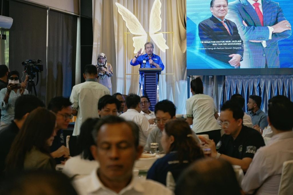 JOHOR BAHRU, July 6 -- Datuk Seri Johari Abdul Ghani said he has joined the Barisan Nasional (BN) Federal Territories machinery to assist the coalition’s campaign efforts in Johor by engaging with various communities on the ground yesterday. The outreach programme included meetings with Chinese and Indian communities, small traders, industry players, and representatives from the Iskandar Puteri Chinese Chamber of Commerce (IPCCC). The discussions focused on economic issues, business concerns, and challenges faced by local small traders and industry stakeholders. The campaign activities involved several state constituencies, namely: Kota Iskandar DUN: Pandak Ahmad Perling DUN: Pannir Selvam Puteri Wangsa DUN: Teow Chia Ling Johari said the ground engagement was aimed at explaining BN’s policies and commitments in strengthening political stability, economic development, and Johor’s progress for all communities. He added that grassroots support and a clear understanding of local issues are essential to ensure continued and effective development in the state. The campaign is part of preparations for the upcoming state election in Johor. -- MINUTESMY