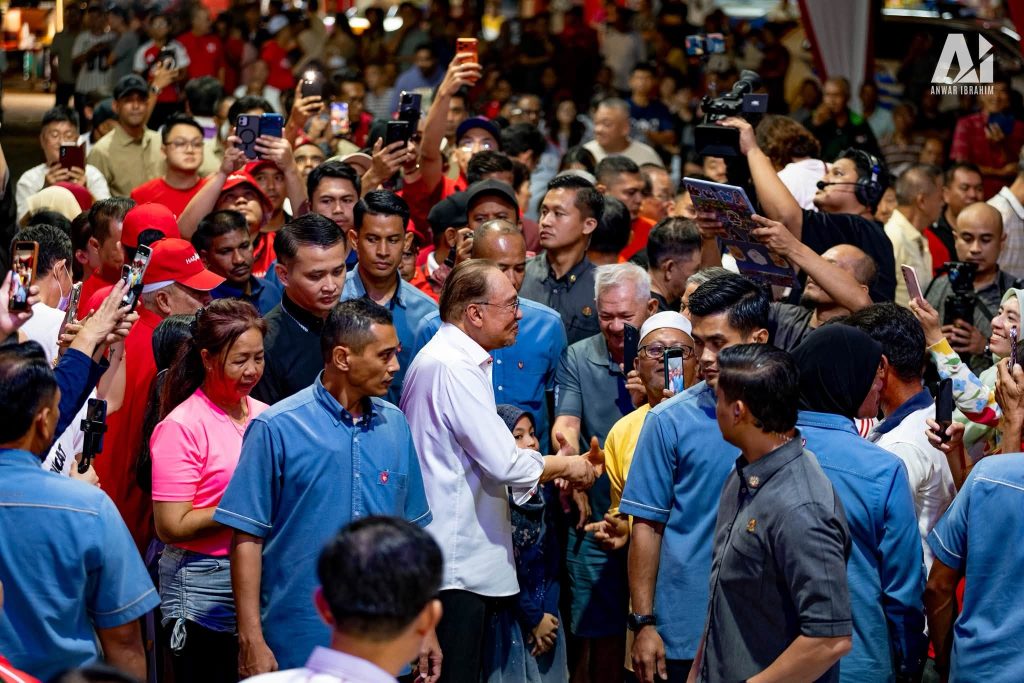 JOHOR, JULY 6 – Prime Minister Datuk Seri Anwar Ibrahim has urged voters in Serom to give Pakatan Harapan a clear mandate in the upcoming Johor State Election to ensure the state's development agenda continues in a more organised, effective and people-centred manner yesterday. Speaking at the conclusion of his campaign programme in Johor, Anwar said the election is not merely about choosing a political party or individual candidate but about determining the future direction of Johor for the years ahead. He stressed that the decision made by voters on polling day would shape the state's political stability, economic growth and the quality of life for future generations. "Johor's future depends on the choices made today. This election is about building a stable government that can strengthen the economy, increase investor confidence, create more quality job opportunities and ensure the well-being of all citizens," he said. Anwar added that a strong mandate for Pakatan Harapan would enable the government to continue implementing policies that benefit the people while driving sustainable development across the state. He also called on voters to support Pakatan Harapan on polling day, expressing confidence that a stable and responsible administration would enable Johor to continue moving forward and deliver greater prosperity for all. The Johor State Election is scheduled to take place on 11 July, with political parties making their final appeals to voters ahead of polling day. -- MINUTESMY